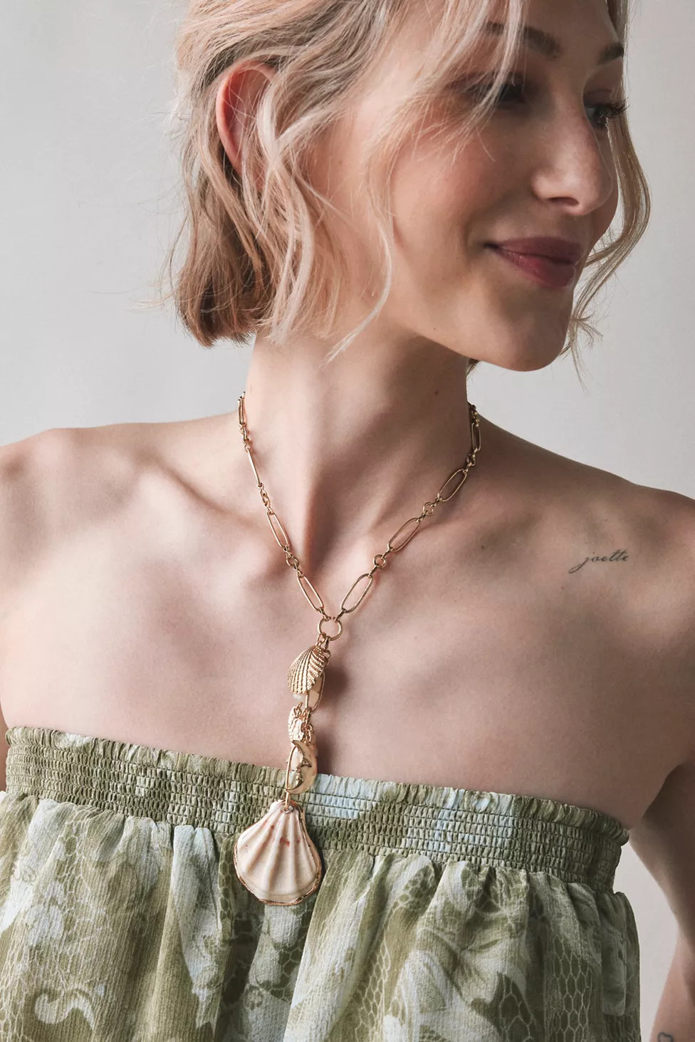 Capri Shell Chain Lariat Necklace | Urban Outfitters (US and RoW)