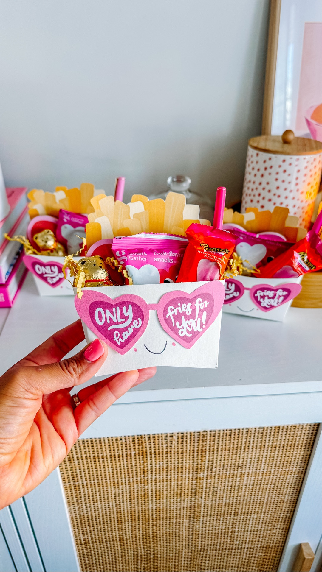 I only have FRIES for you! 

I collabed yet again with the amazing mama behind @gracecollectiveshop and these turned out so cute!! You can buy the fry boxes like me or assemble the one she included in the set!! 

Fill with some fun goodies and you e got the cutest little vday gift!! 


#LTKSeasonal #LTKKids #LTKHome
