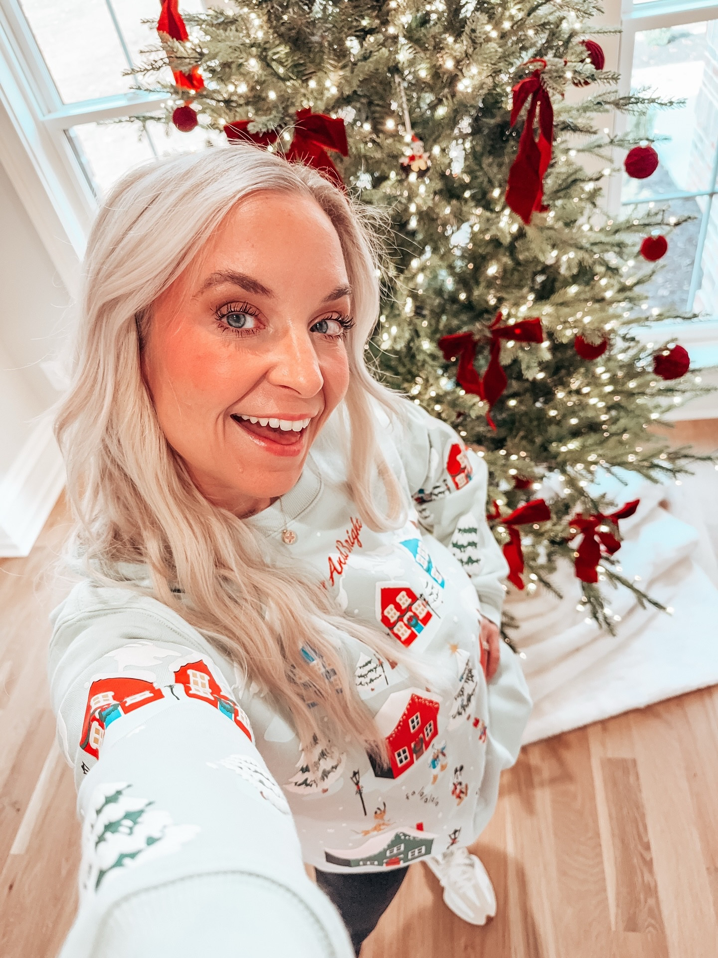 If loving this Mickey holiday crew is wrong… I don’t wanna be right. 😂🎄✨
It’s cute, it’s cozy, it’s giving festive girly vibes 

Linked in my LTK so you can grab one too!

🎄MICKEY HOLIDAY SCENIC CREW @boxlunchgifts 

#boxlunch #mickeymouse #cozy #christmas