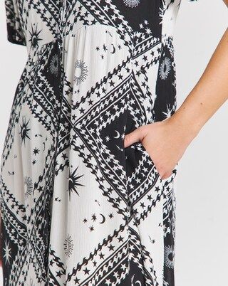 Mono Print Crinkle Button Through Maxi Dress | Simply Be | Simply Be (UK)