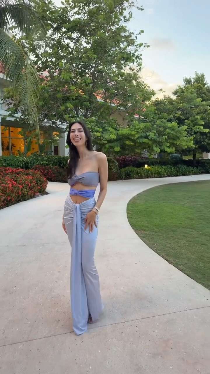 Felt like a mermaid in this dress
.
#tropicalwedding #sisters