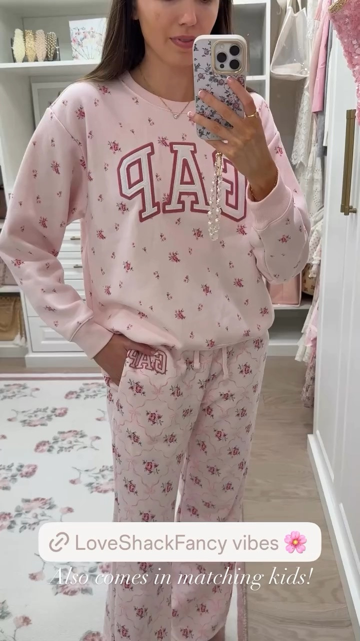 The CUTEST LoveShackFancy inspired loungewear look 🎀🌸💕 These pink floral + bow print sweatpants with the matching sweatshirt are giving all the feminine, coquette vibes! Such a cute matching set for cozy days at home, running errands or an easy casual outfit. I can’t get over the bow details! 🎀

#LoveShackFancyInspired #LoveShackFancyStyle #Loungewear #LoungewearSet #MatchingSet #PinkOutfit #FloralOutfit #BowPrint #BowOutfit #CoquetteStyle #CoquetteOutfit #FeminineStyle #GirlyOutfit #SweatSet #SweatshirtOutfit #CasualOutfit #AffordableFashion Also comes in matching kids!

#LTKSaleAlert #LTKootd #LTKHome