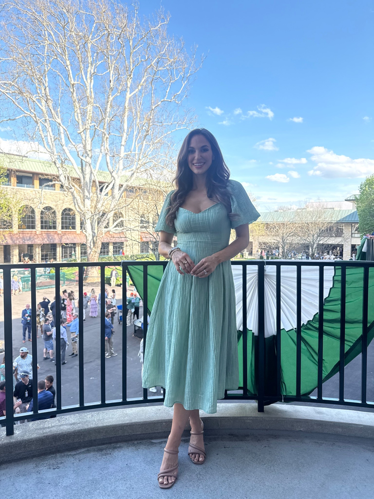 Green dress for a day of horse racing ar the track! Love the princess seams in this one! Perfect for Keeneland
#kyderbydress #greendress #sundresss