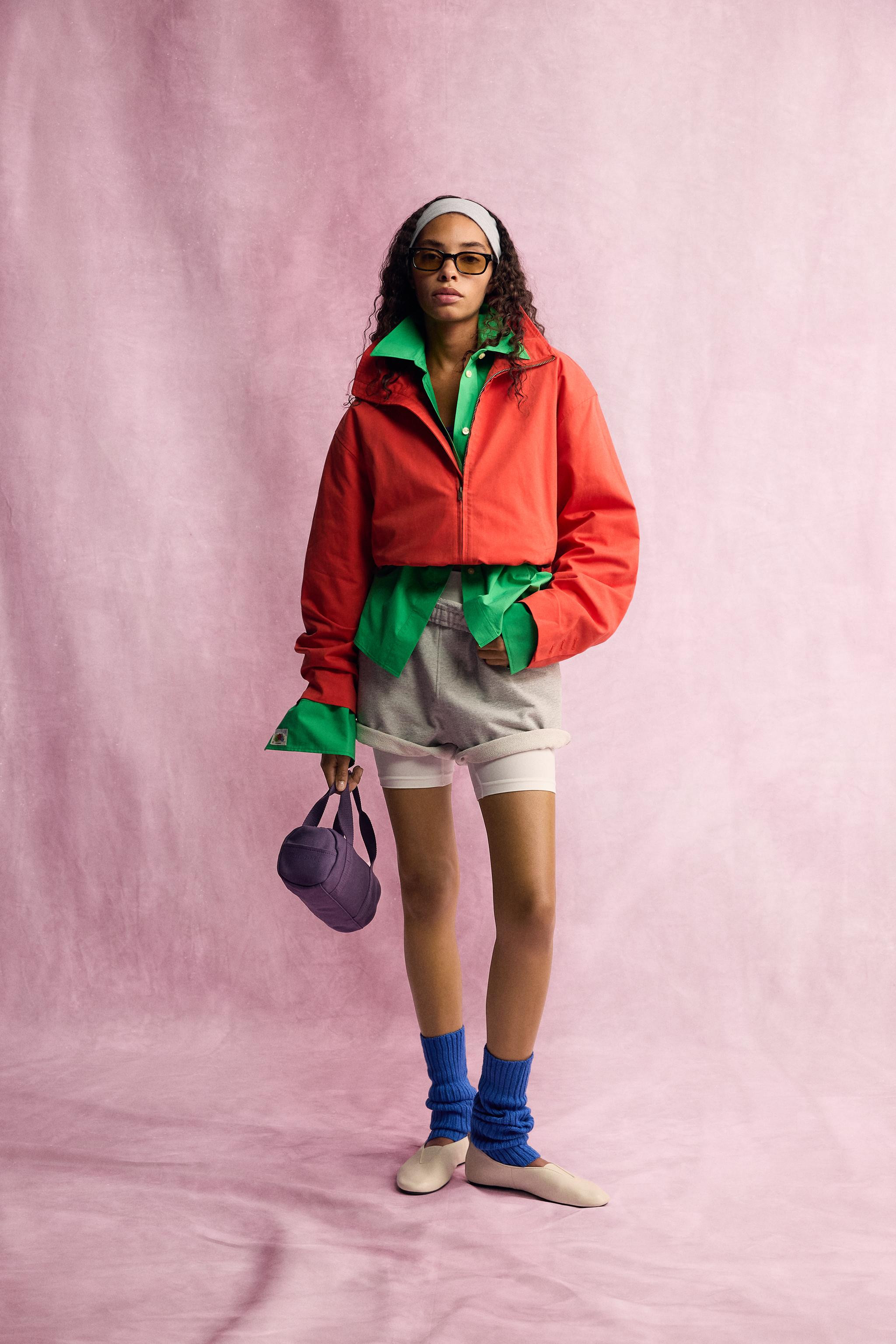 Jacke mit Stehkragen und langen \u00c4rmeln. Seitliche Leistentaschen. Logoaufn\u00e4her am R\u00... | Zara DE