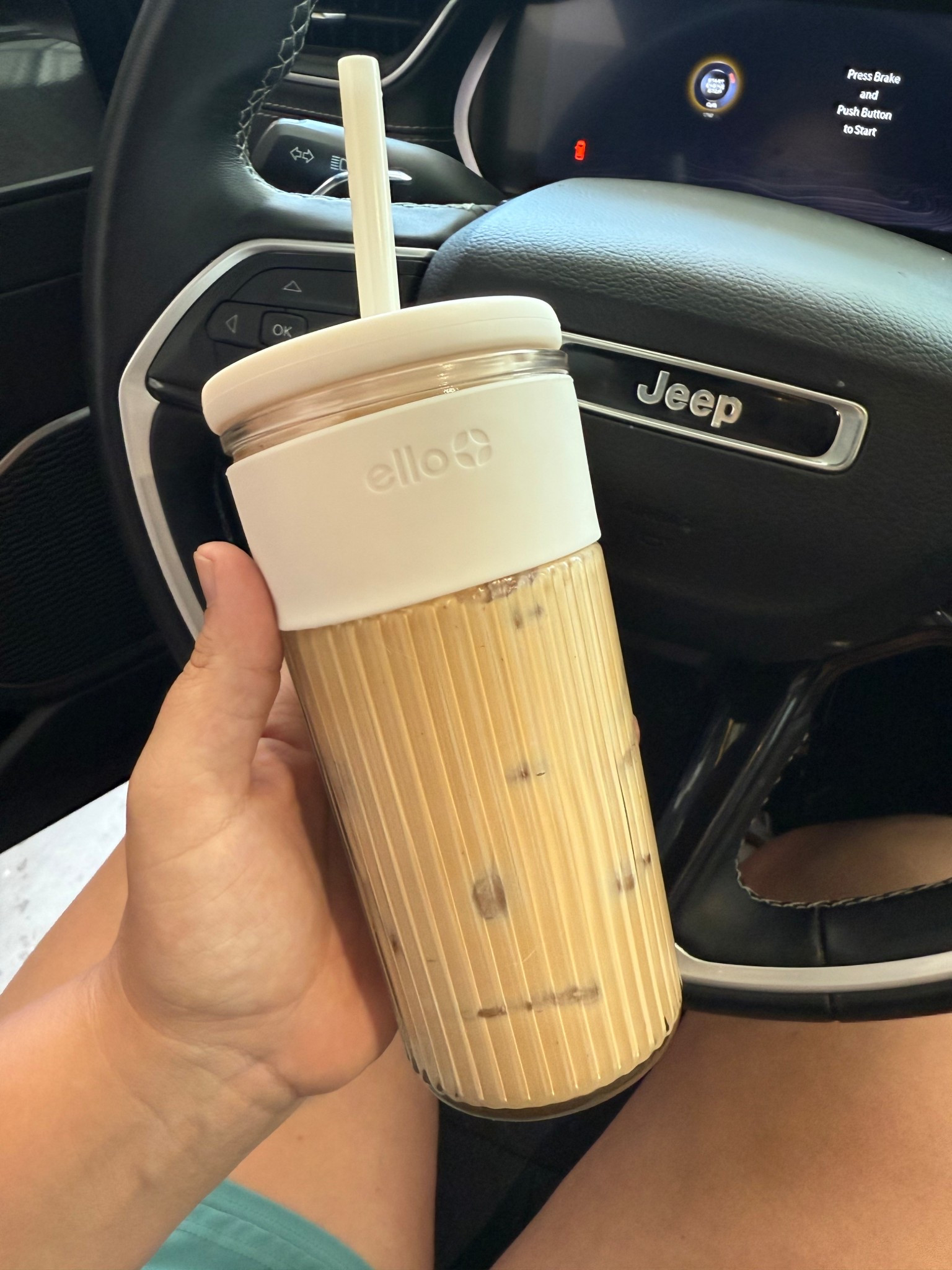 Start your day in style with this 18oz Ello glass tumbler ☕✨ Perfect for iced coffee lovers on the go! Features a chic ribbed design, protective silicone sleeve, and a wide straw for smoothies or lattes. Fits perfectly in your car cup holder—because busy mornings deserve cute and functional essentials. #IcedCoffee #GlassTumbler #CoffeeToGo #MomLifeEssentials #ElloCup #DrinkwareGoals 