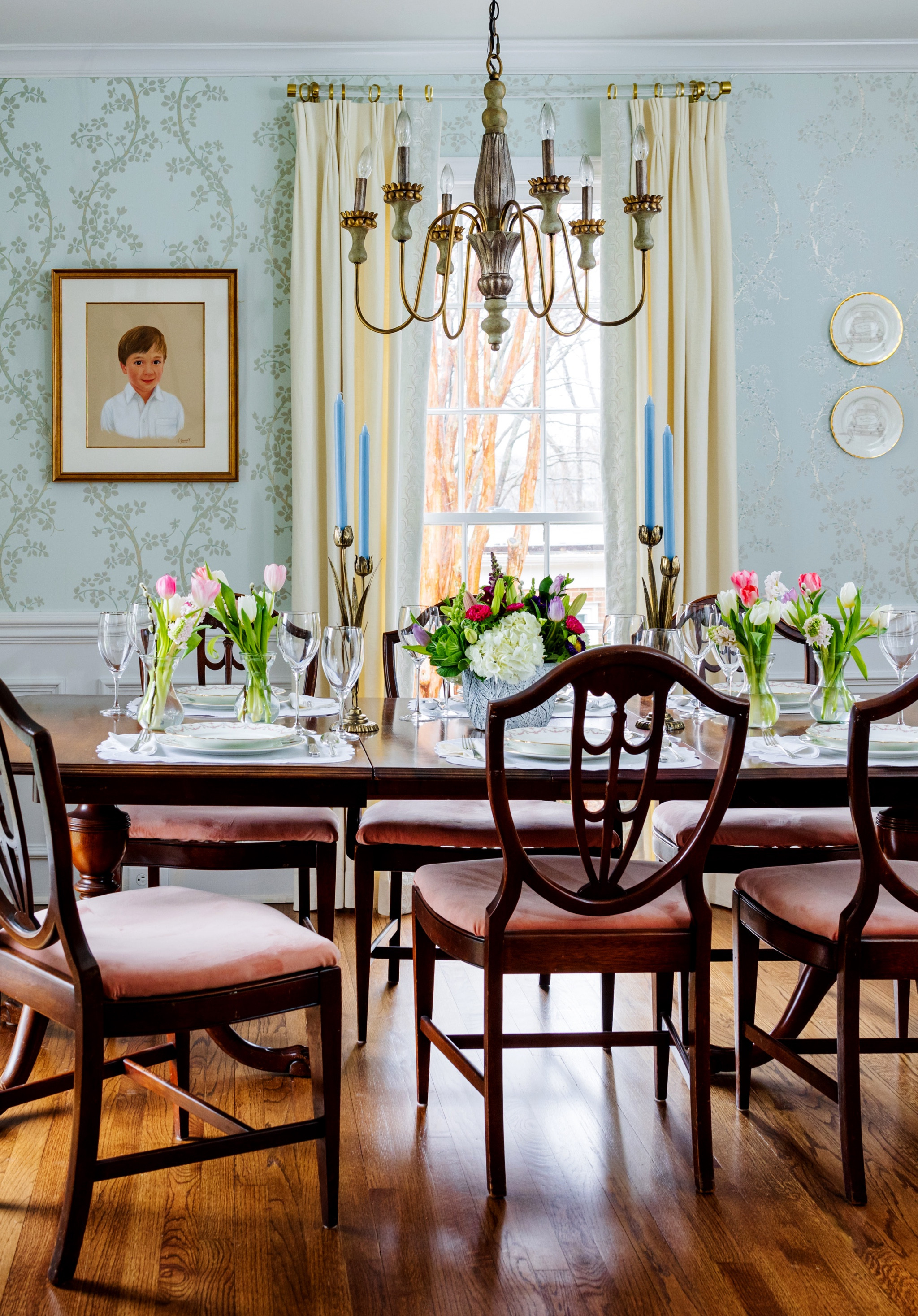 The best curtain rods for rooms with wallpaper!