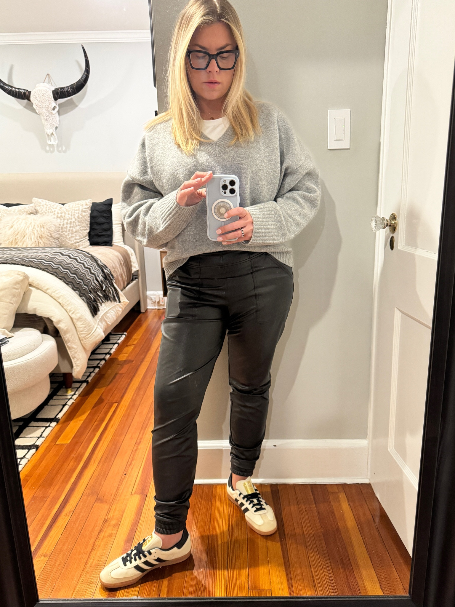 Another day, another pair of Samba sneakers

Casual outfit, relaxed outfit, shoes, sneakers, affordable, winter outfit, warm, sweater, joggers 

#LTKSeasonal #LTKFindsUnder50 #LTKMostLoved