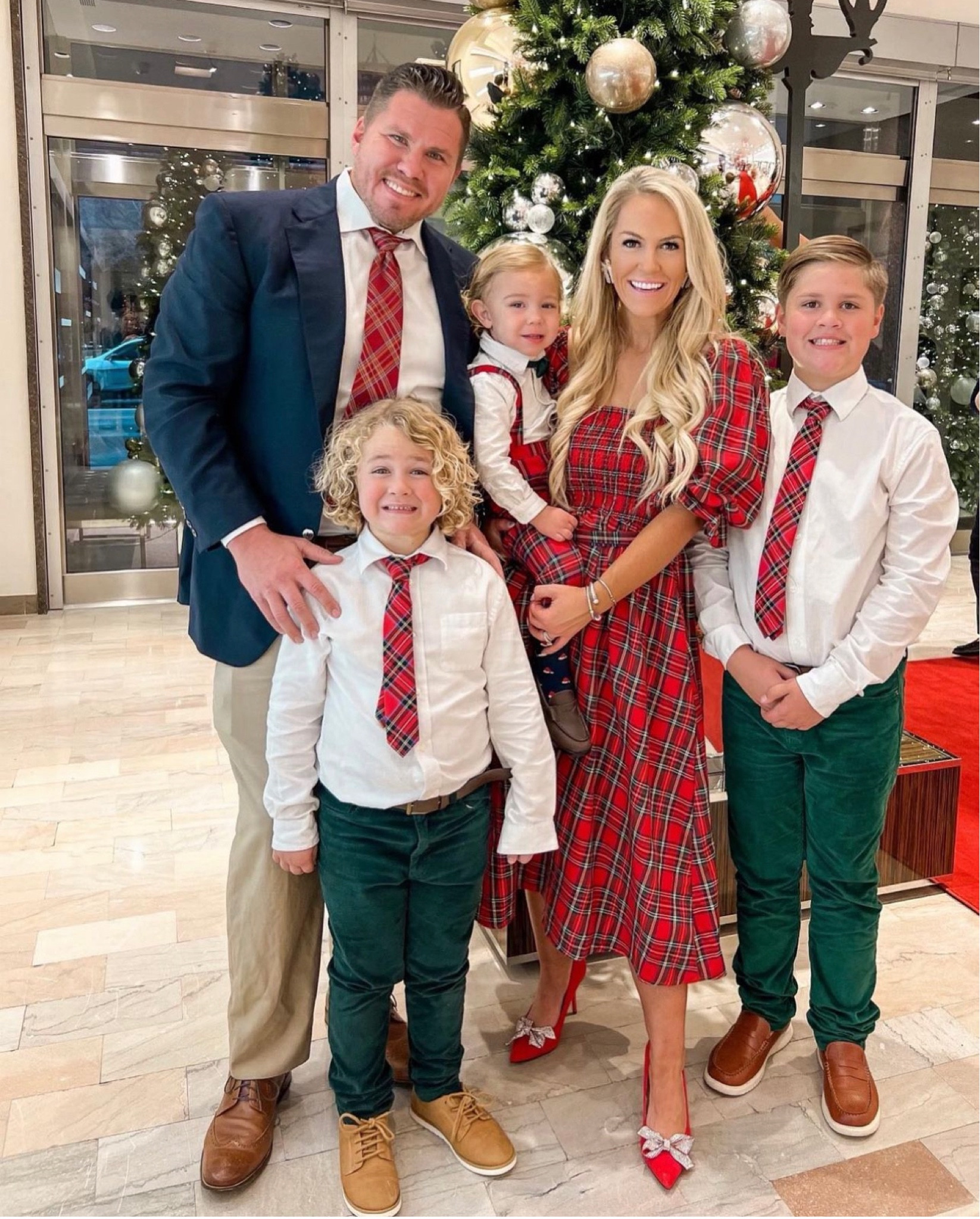 🚨Surprise Sale 🚨 40% off all holiday for one day only ENDS TONIGHT 🎁Comment SALE for links! And don’t forget to use promo code “JOLLY40" at checkout! 

*Sale ends 11/28 midnight pt. Linked section only*

#LTKsalealert #LTKHoliday #LTKCyberWeek