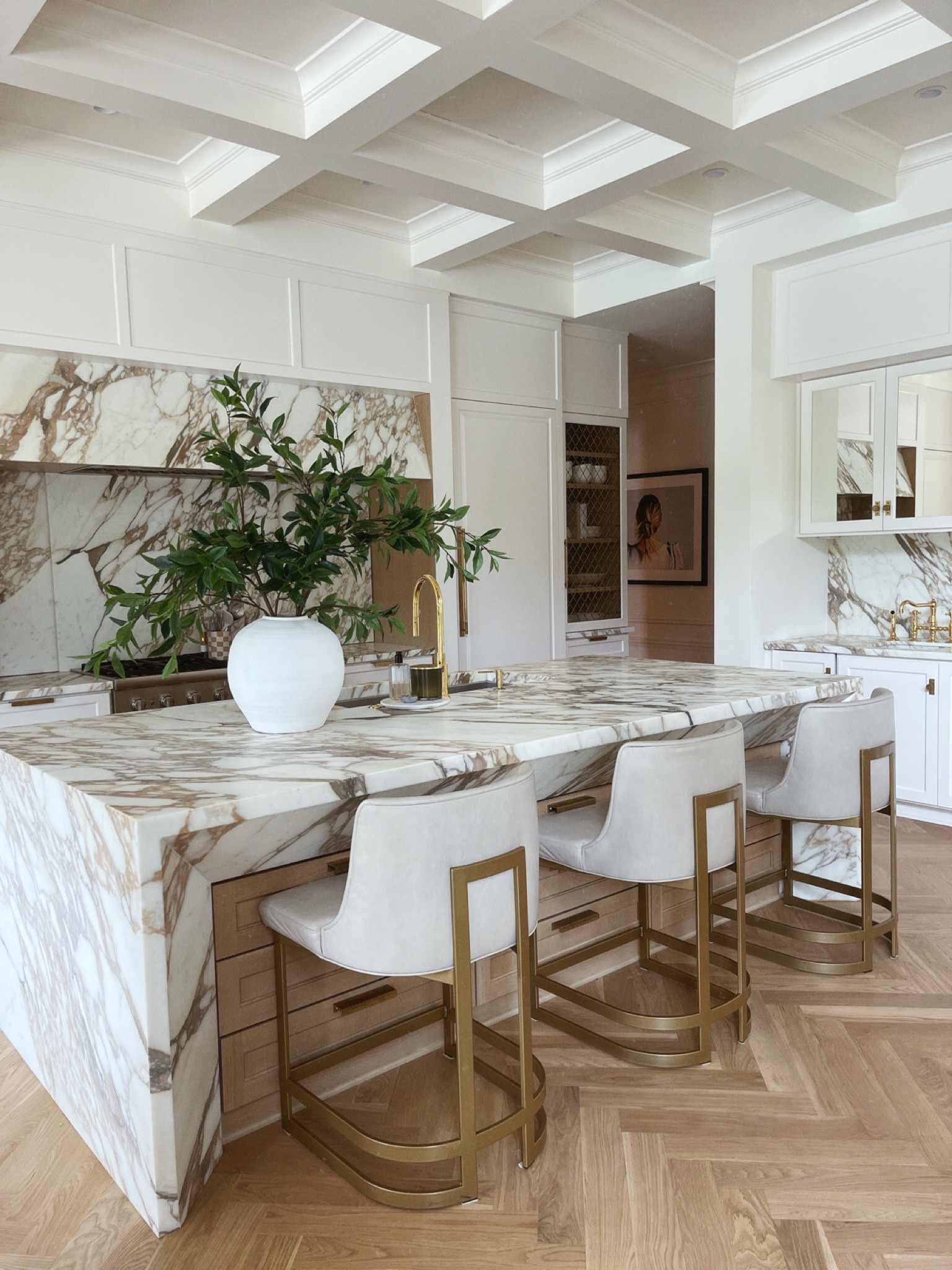 Sharing my kitchen decor and similar stools! #kitchendecor #homedecor

#LTKHome