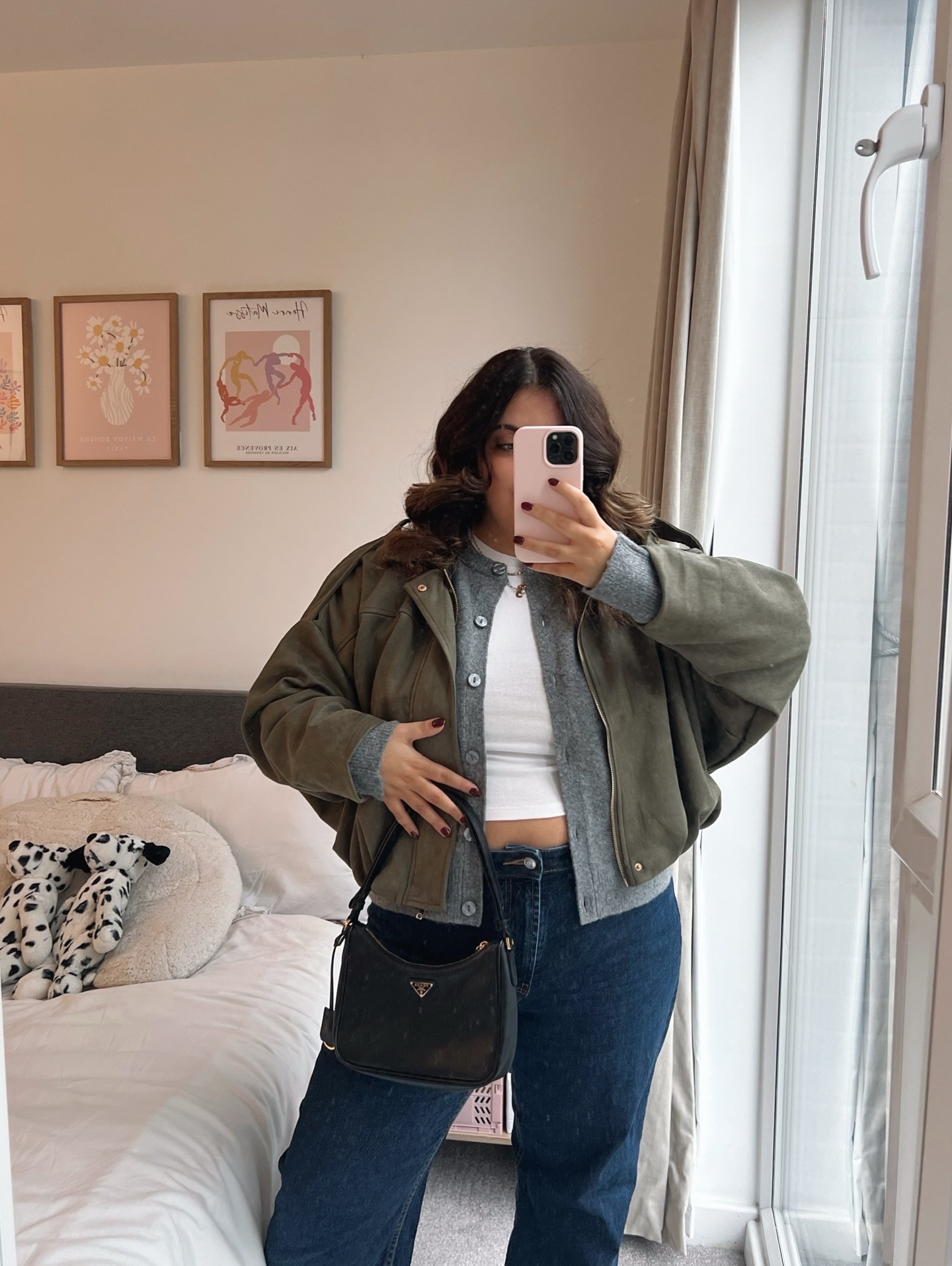Autumn outfit 🤎

Green suede jacket, grey cardigan, blue jeans, dark blue jeans, autumn ootd, casual autumn outfit 