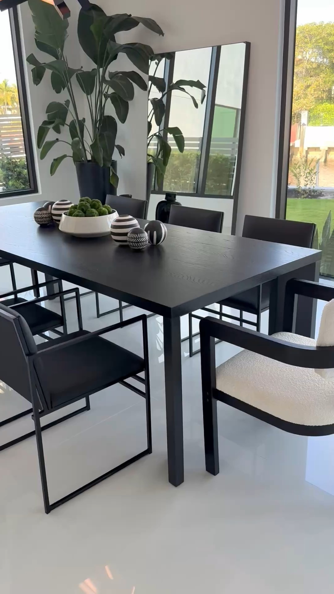 Modern black and white dining room. 

#LTKStyleTip #LTKSeasonal #LTKHome