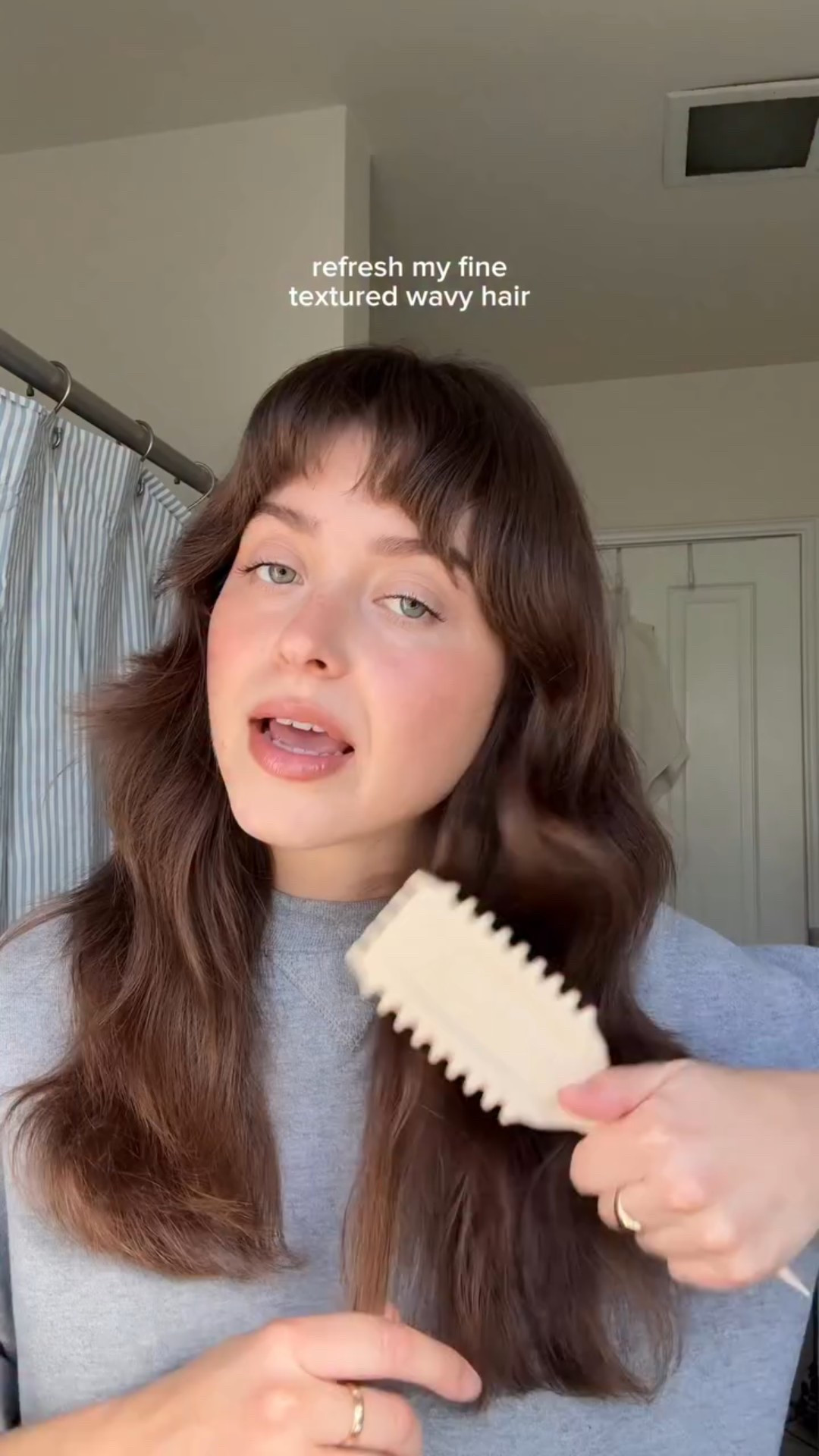 This is my morning routine when I just want to apply one product and go! You can use any thick gel watered down but I highly recommend the @odelebeauty air dry styler if you have thin or fine textured hair 

#wavyhair #wavyhairroutine #finehair