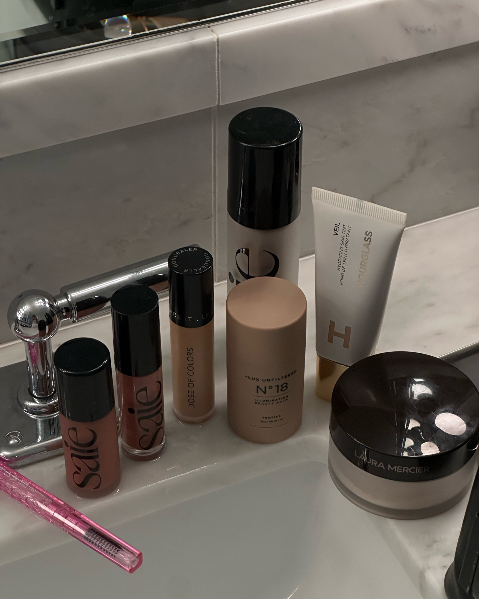 Saie - sunglow
Brows - dark brown 
Hourglass - shade 7
Dose of colors - medium 2 (not linked)
Lips saie - dip
Lips blush - chilly 
Laura mercier - powder 