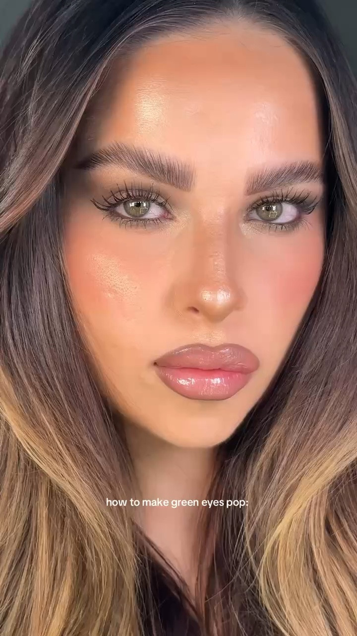 this eye look might be one of my favorites I’ve ever done 🧚 products: @Anastasia Beverly Hills embers eyeshadow palette shade c1 + a1, @Estée Lauder double wear eyeliner in cocoa, @UKLASH tubing mascara #eyeshadowtutorial #makeuptutorial #greeneyes #makeuphacks #makeupinspo 