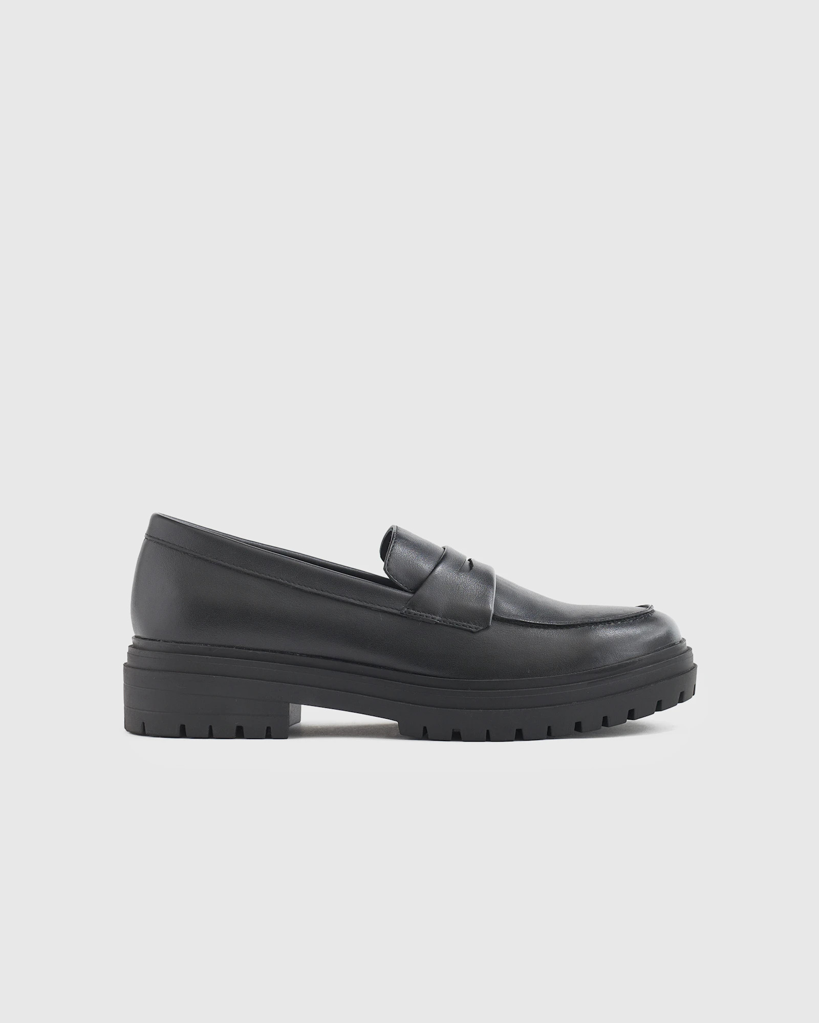 Quince | Women's Italian Leather Lug Sole Loafer in Bone, Size 5.5 | Quince