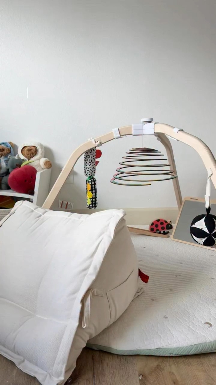 #LoveveryGift This is your gentle reminder that you  absolutely do NOT need flashy, loud, chaotic toys to engage your baby 😌❤️

@lovevery #lovevery #playgym #montessori #firsttimemom