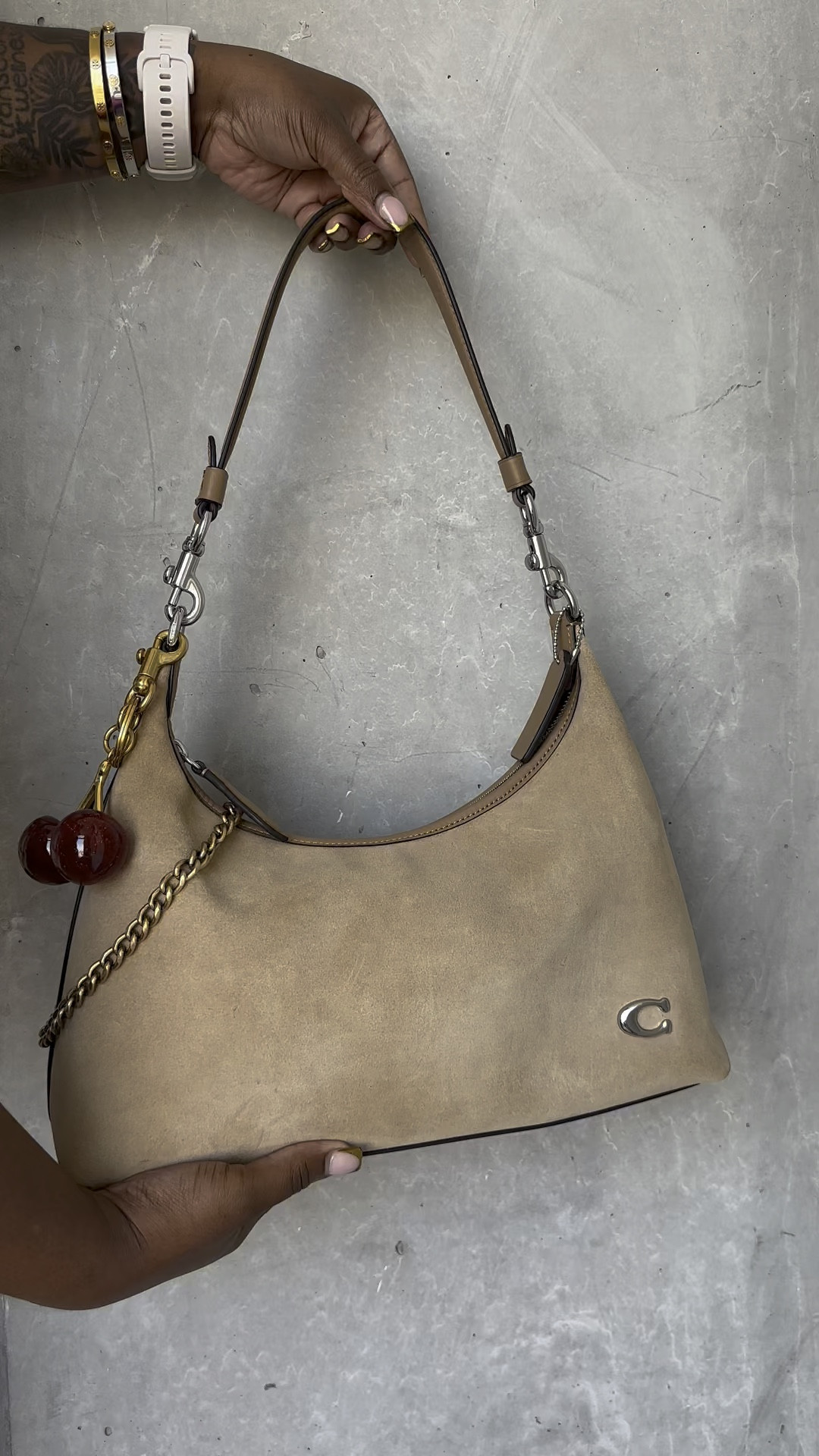 Hot or hmmm? THEE perfect fall bag 😍. @coach will always be a staple in my household. REAL QUALITY FABRICS & reasonable price? Count me in sis. This bag & keychain is linked in my bio. 💫 #fallbags #coachbag #cherrykeychain 