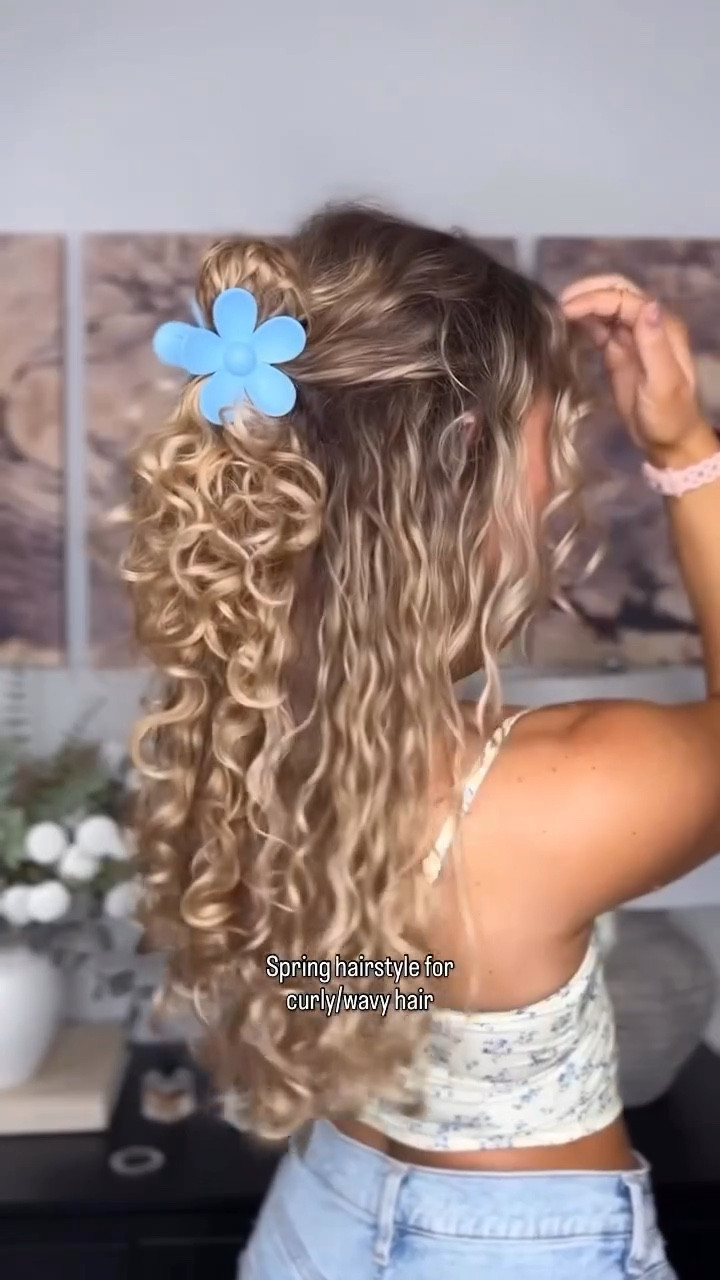 And it’s so easy! Yes or no?! 

#hairblogger #curls #curlyhair #curlyhairstyles #hairstylereels