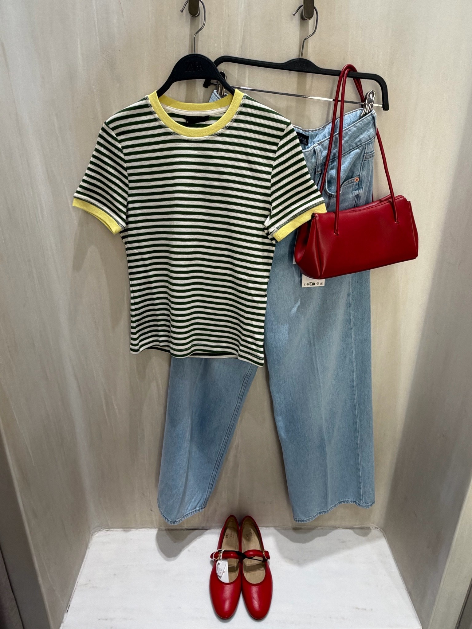 Striped t-shirt styling 🙋🏻‍♀️🪭✨



Tags: striped t-shirt outfit, blue jeans, red bag, red ballet flats, summer outfit, holiday outfit, chic outfit, easy to style outfit, zara

#LTKsummer #LTKtravel #LTKstyletip