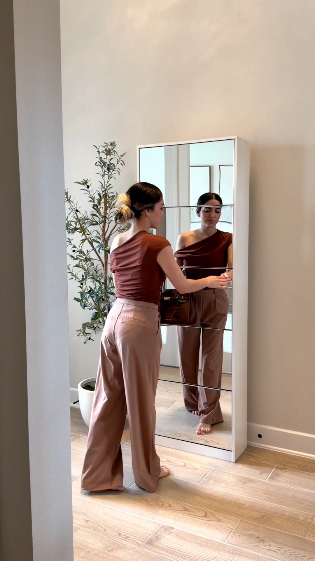 #ad En mi casa no se entra con zapatos +r y este
zapatero ha sido perfecto para mantener todo mucho más limpio, bonito y organizado.
• Tiene espacio
para hasta 30 pares y sus puertas con efecto espejo hacen que se vea súper elegante. ¡Definitivamente un
20 de 10 para mi hogar!
Si tú también necesitas organizar tus zapatos, comenta ZAPATERO y te envío los detalles

#LTKHome