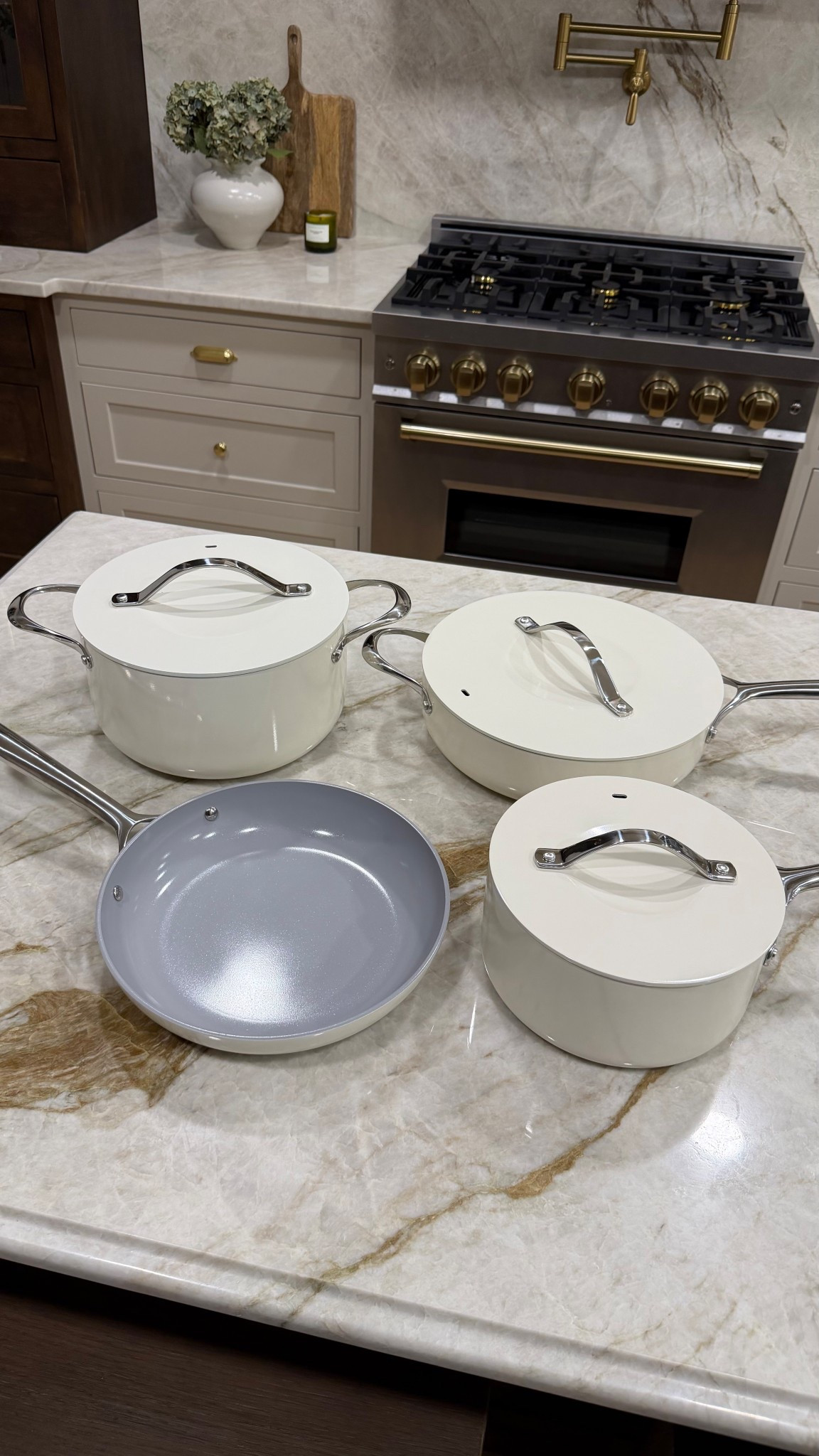 Cookware that’s as beautiful as it is functional! This @onequince ceramic cookware set features a performance ceramic nonstick coating for effortless cooking and easy cleanup, oven safe up to 500° F for everyday recipes, and ergonomic riveted handles designed to stay cool while you cook. I also love that the ceramic coating is chemically stable at high temperatures and does not produce harmful chemicals. Under $200 and it also looks amazing in my new kitchen!

#quincepartner
