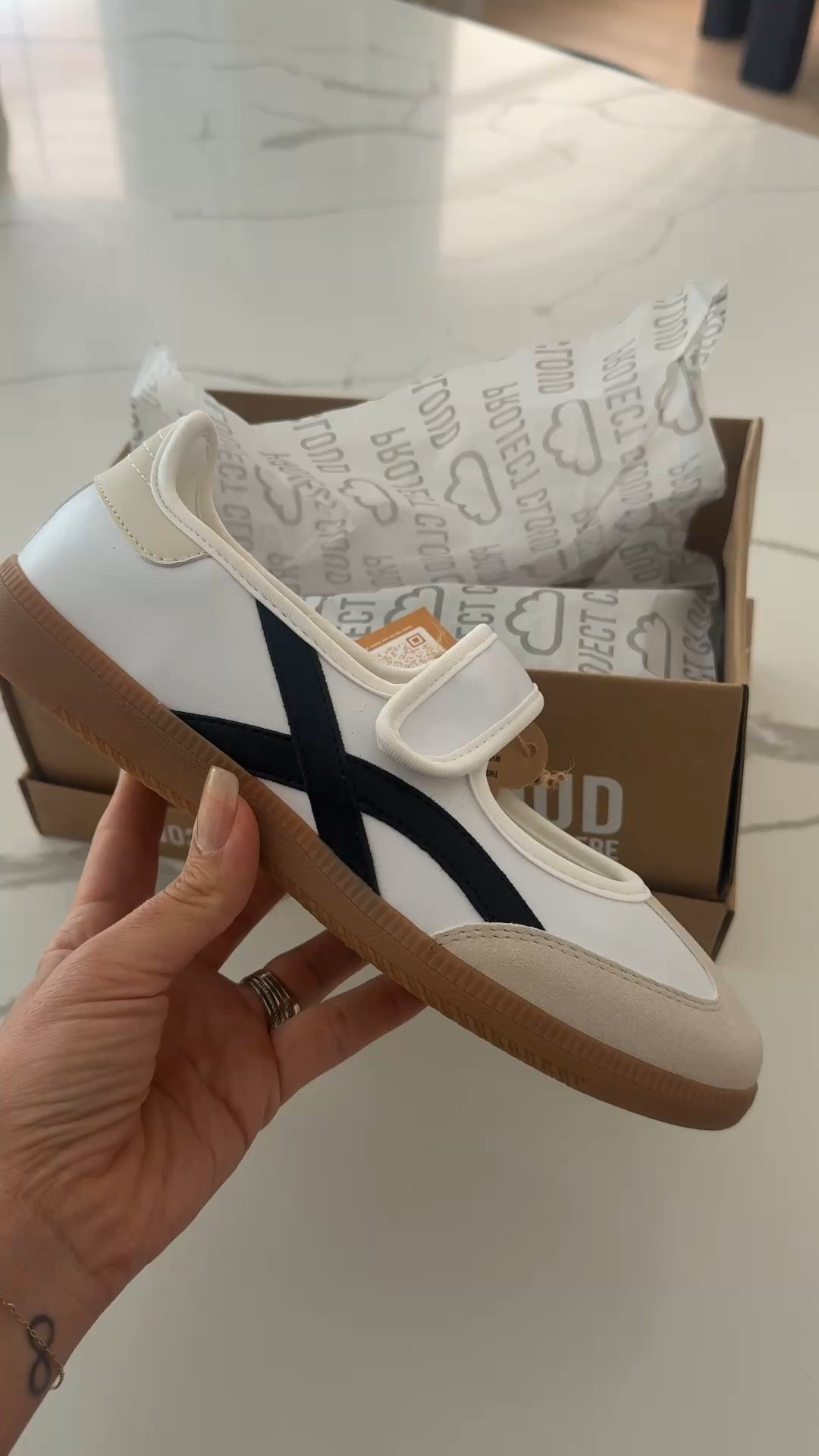 Look for less sneakers on Amazon 
Under $40 fall sneaker! 

WOMENS shoes 
Amazon finds

#LTKActive #LTKSeasonal #LTKmomlife
