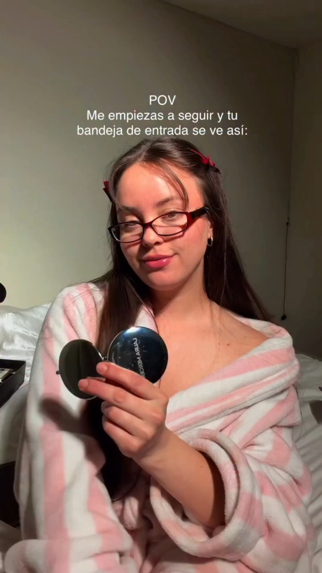 POV: Le das a “Seguir” y tu bandeja de entrada empieza a manifestar esto... ✨📥
No es magia, es lo que pasa cuando dejas de ver la creación de contenido como un pasatiempo y empiezas a tratarla con la estrategia de un negocio de lujo. El contenido estético te abre la puerta, pero la estructura y la consistencia son lo que hacen que las marcas te busquen a ti, y no al revés.
Si estás lista para cambiar la perspectiva y elevar el estándar de lo que creas, bienvenida. Aquí no buscamos atajos, construimos marcas con propósito. 🥂✨
¿Cuál es la meta más grande que quieres manifestar en tu bandeja este mes? Te leo abajo. 👇