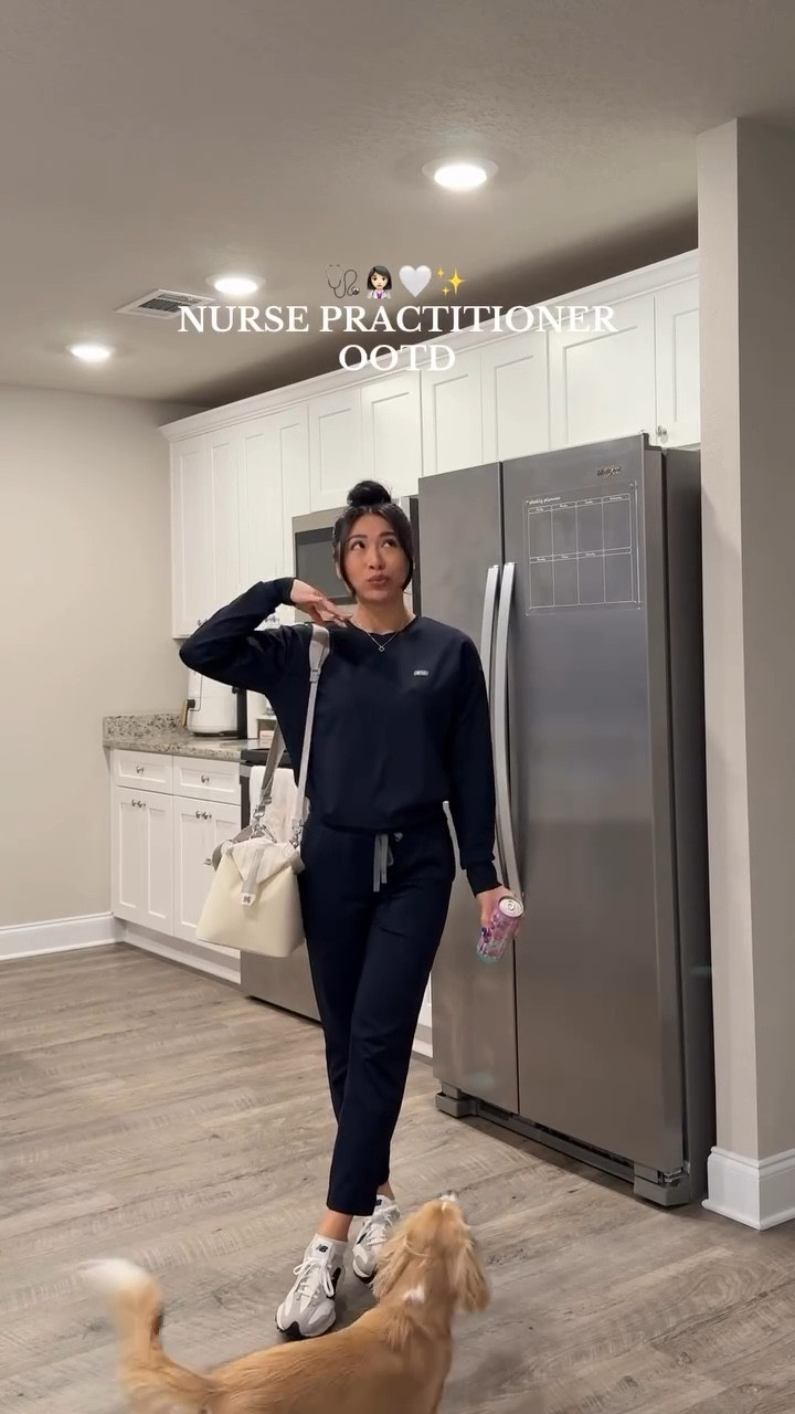 @olliedaminiween is also inspecting the fit
•
•
•
#ootd #fitcheck #workoutfit #nursepractitioner #scrublife #wearfigs #newbalance #stanley