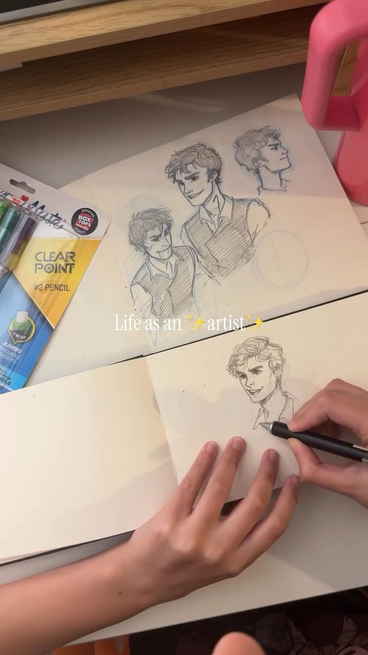 ✨Life as an artist (when it’s not super messy and chaotic)✨#artistoninstagram #illustration #bookstagram