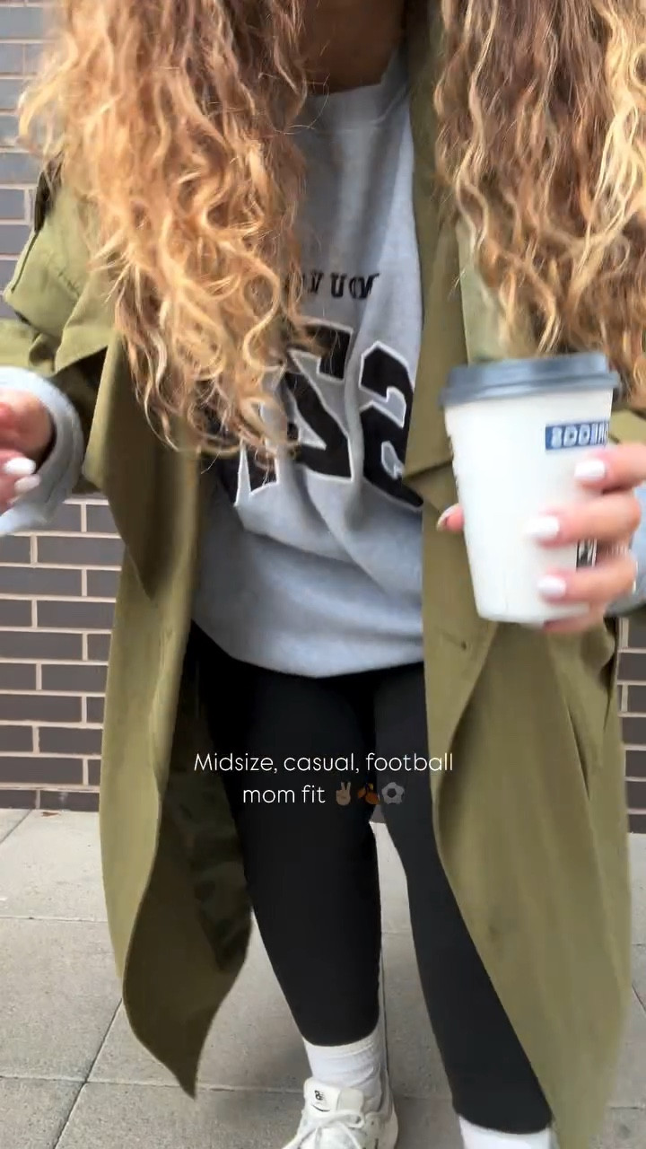 Not me eyeballing passers by 😂😂👀 

Football ootd & it’s not actually that cold today!⚽️🤎 

Comment for links gals 🔗✌🏼 

#ootd #midsizestyle #midsizefashion #postpartum #fashionblogger #momfit #footballmom #soccarmom #sunday #casualstyle #midsizeblogger
