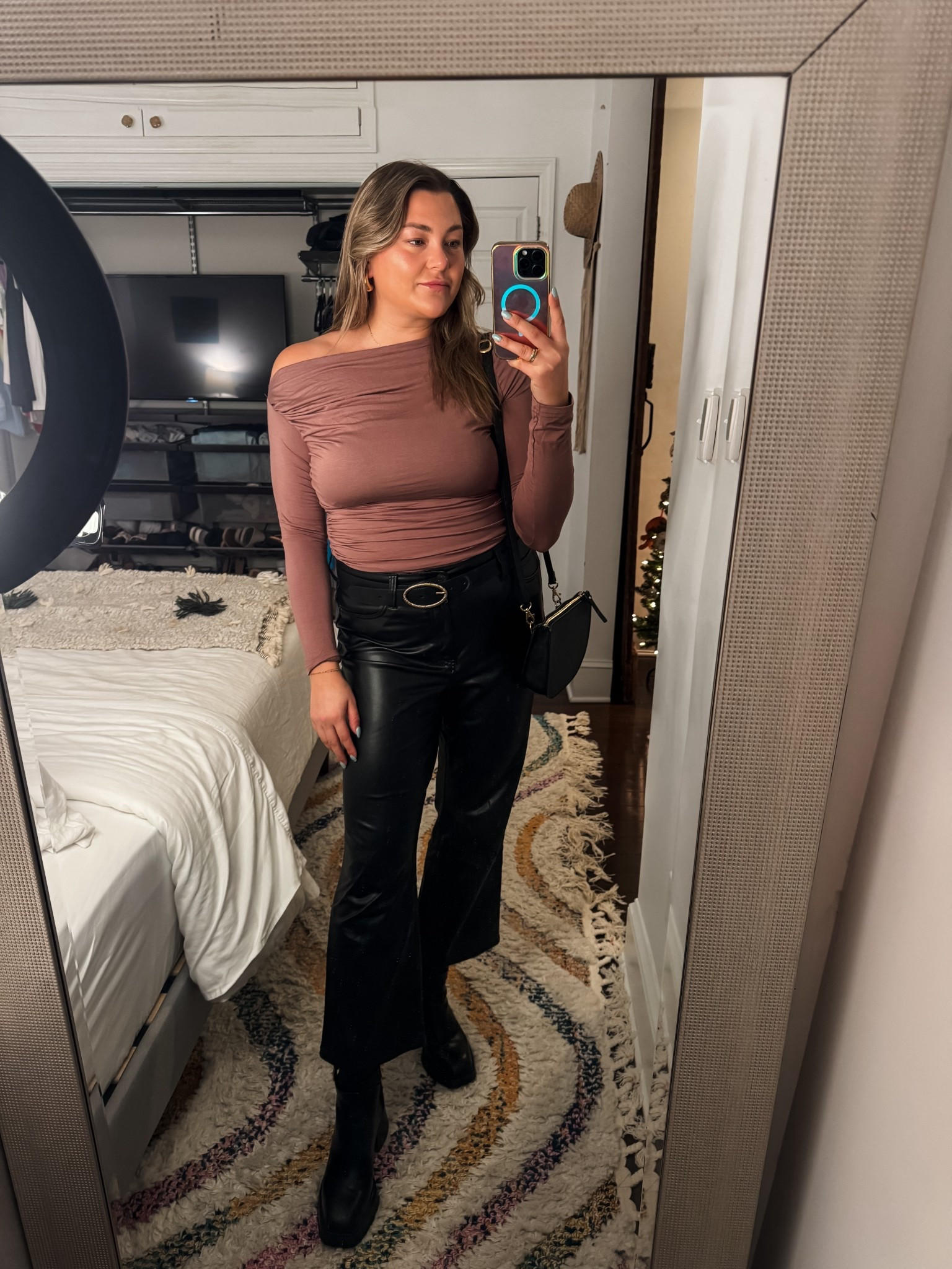 i’m in looove with this espresso slightly off the shoulder long sleeve top. the rouching is everything and the material is so soft. brown is still so in this winter.

#LTKFindsUnder50 #LTKMidsize #LTKSeasonal