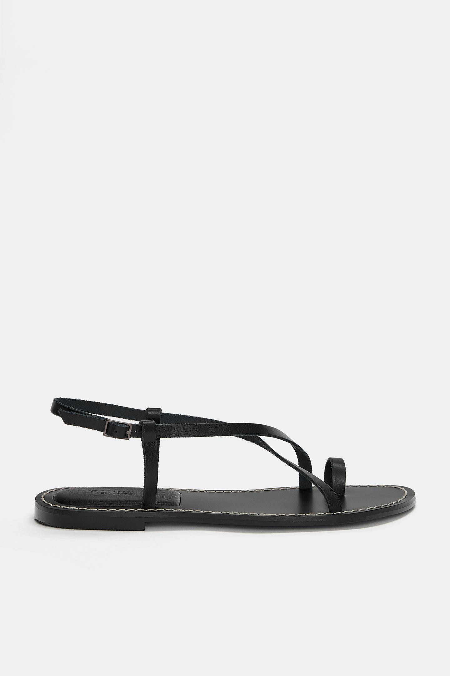 Flache Sandalen aus Leder mit Riemchen | PULL and BEAR DE