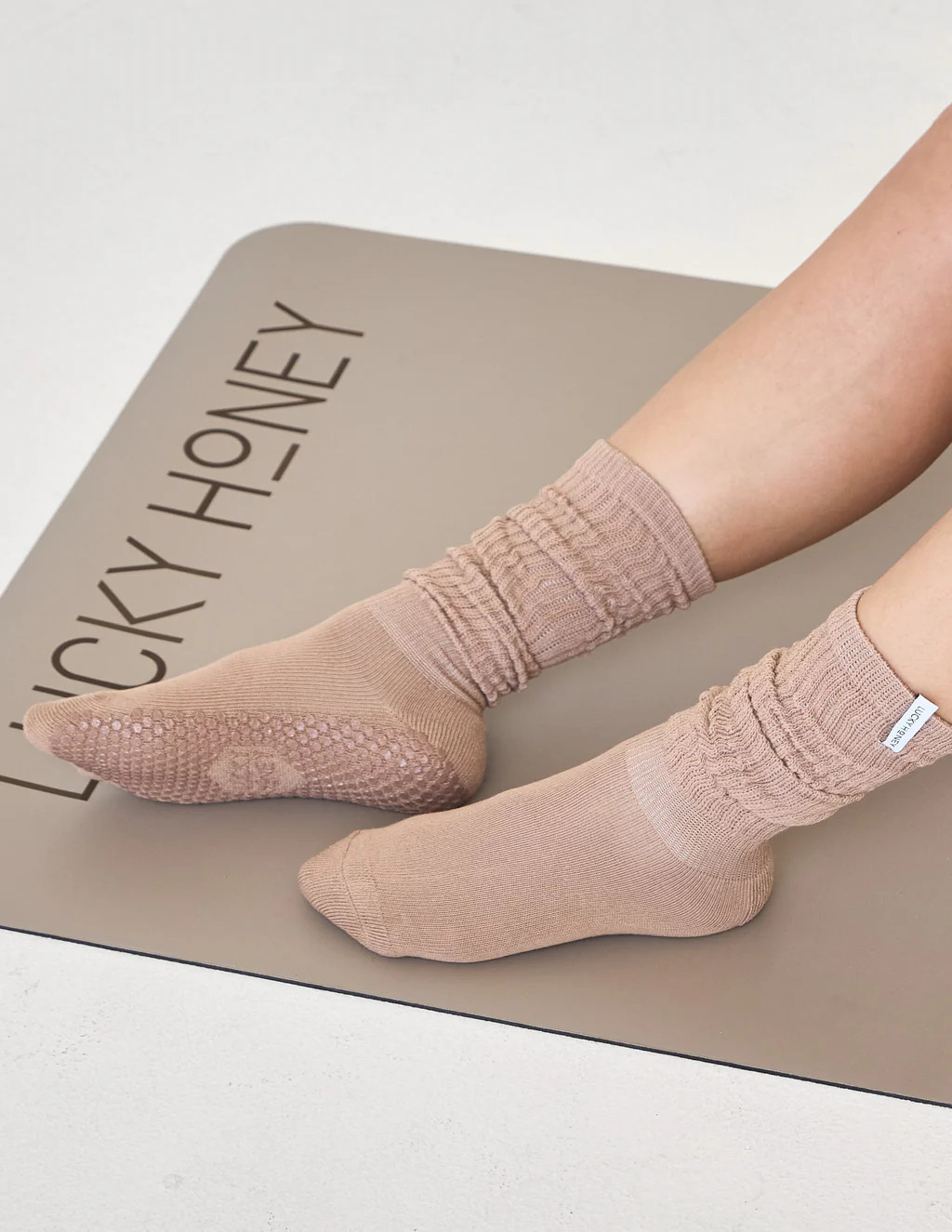 The Scrunchie Grip Sock Cocoa | LUCKY HONEY
