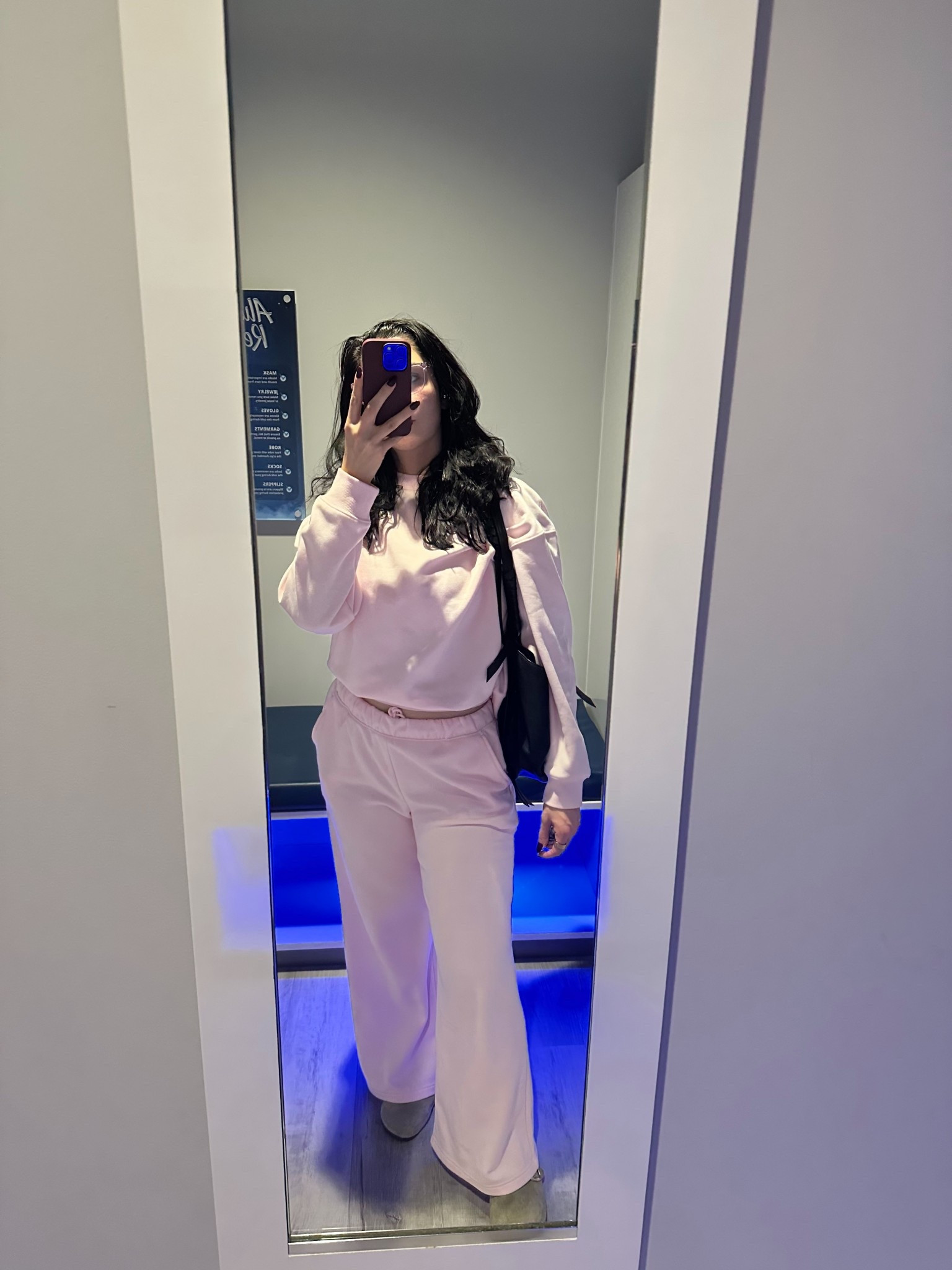 Pink sweat suit
Fabletics sweats 