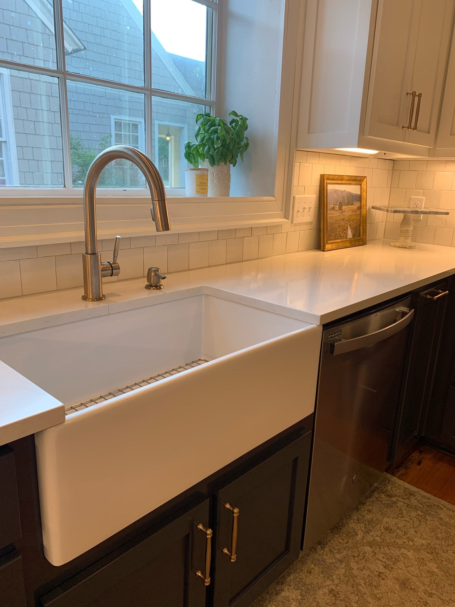 Blue and white kitchen. Champagne bronze hardware


#LTKhome