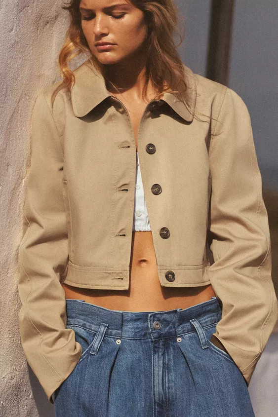 Short trench coat with lapel collar and long sleeves. Welt pockets at front. Interior lining. Fro... | Zara US