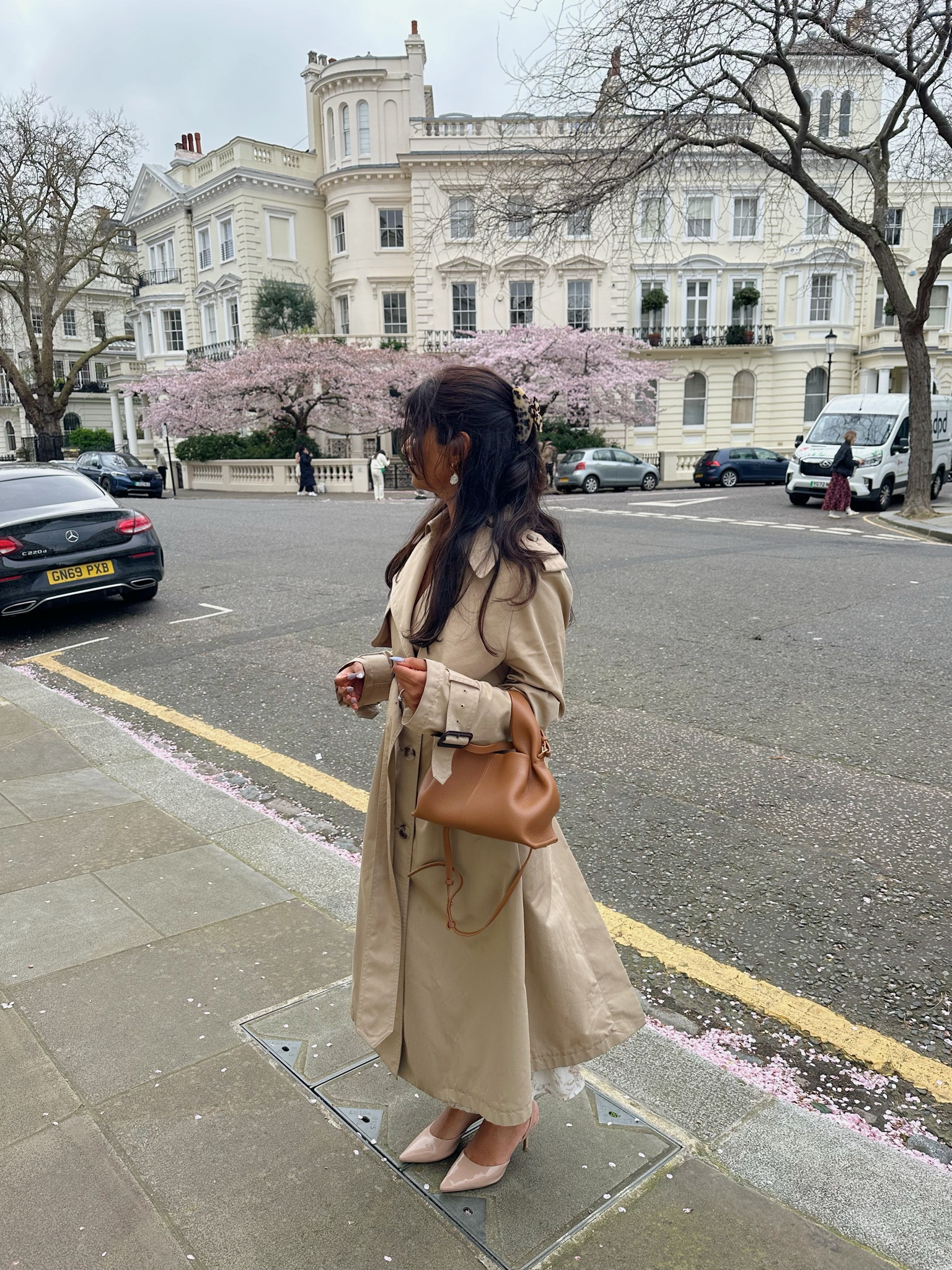 Trench coat season in London #pinterestinspired #londonfashion #trenchcoat #springfashion #springoutfit #outfitidea #polene #polenebag#springfashion 