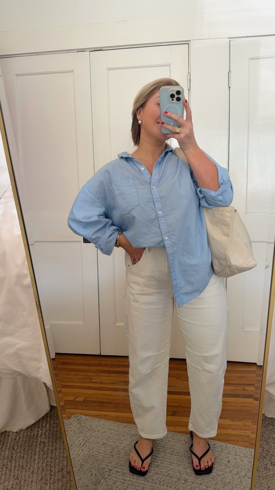 Casual ootd - barrel leg jeans for petites for under $50

SIZING FOR TOP: fits very oversized - wearing a small 

SIZING FOR JEANS: Run big and stretch out. If you’re between sizes, size down. For example: I was between the small and the medium - went with the small and am very happy.

#LTKootd #LTKPetite #LTKMidsize