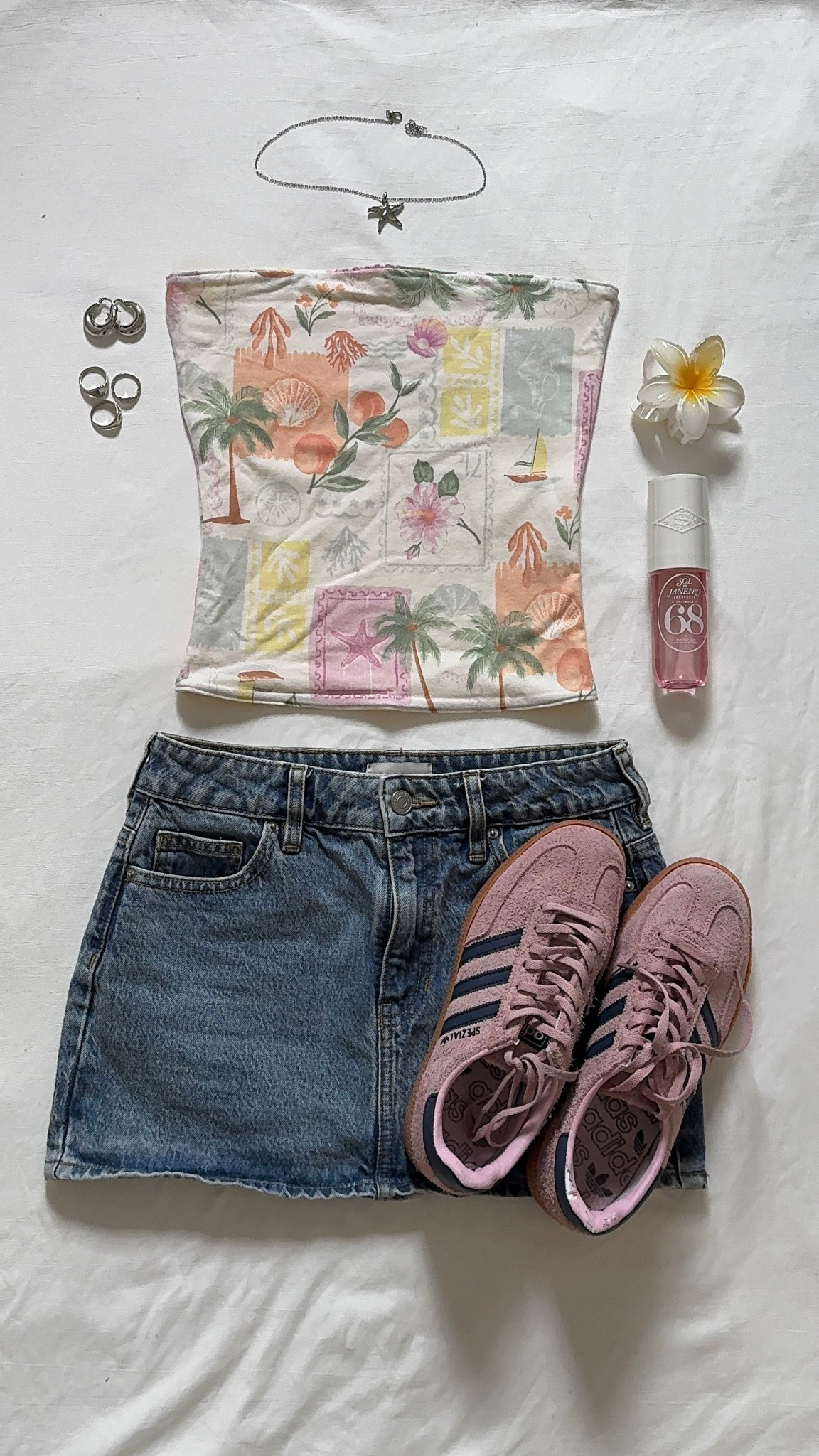 THE Hollister top yall 
Top - https://www.asos.com/prd/207894433?acquisitionsource=pasteboard
Earrings - https://s.click.aliexpress.com/e/_ooCSSAp
Hair clip - https://s.click.aliexpress.com/e/_okzLq9r