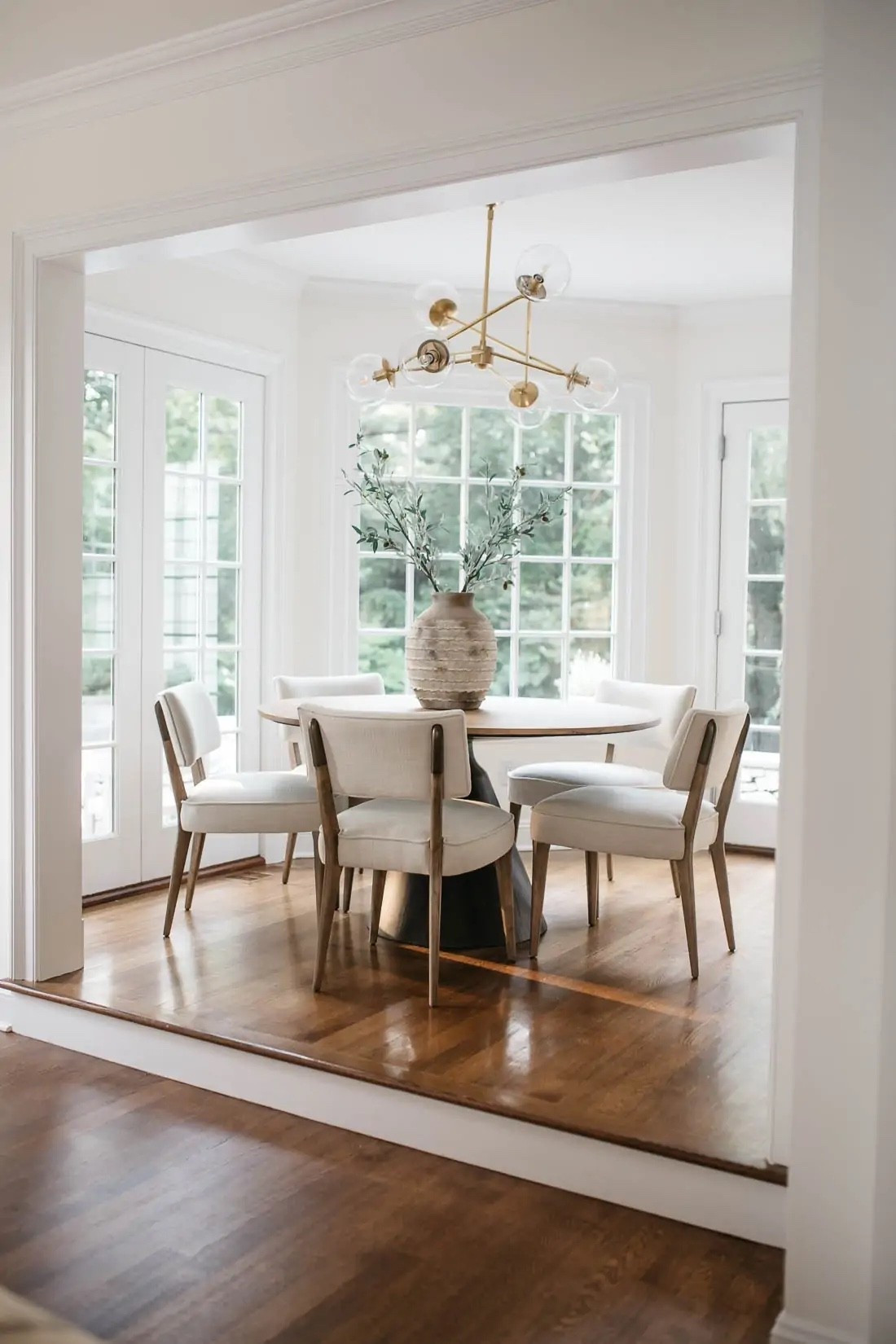 Breakfast nook, kitchen nook, round dining table, dining chairs, chandelier

#LTKHome