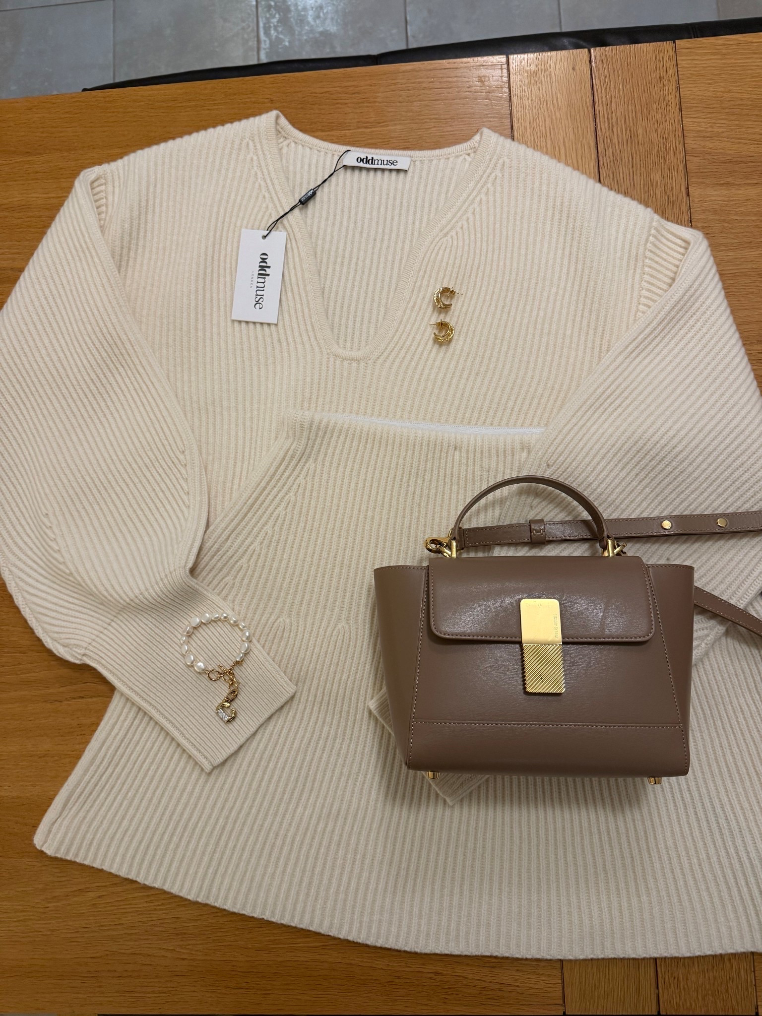 CHRISTMAS DAY OUTFIT🧑🏼‍🎄
Tags: odd muse knitwear knit cream jumper flare skirt set gold pearl jewelry Parisian leather bag taupe hardware shoulder strap earrings bracelet festive chic women’s style Mrs Claus winter wonderland date night winter 

#LTKbag #LTKpartywear #LTKstyletip