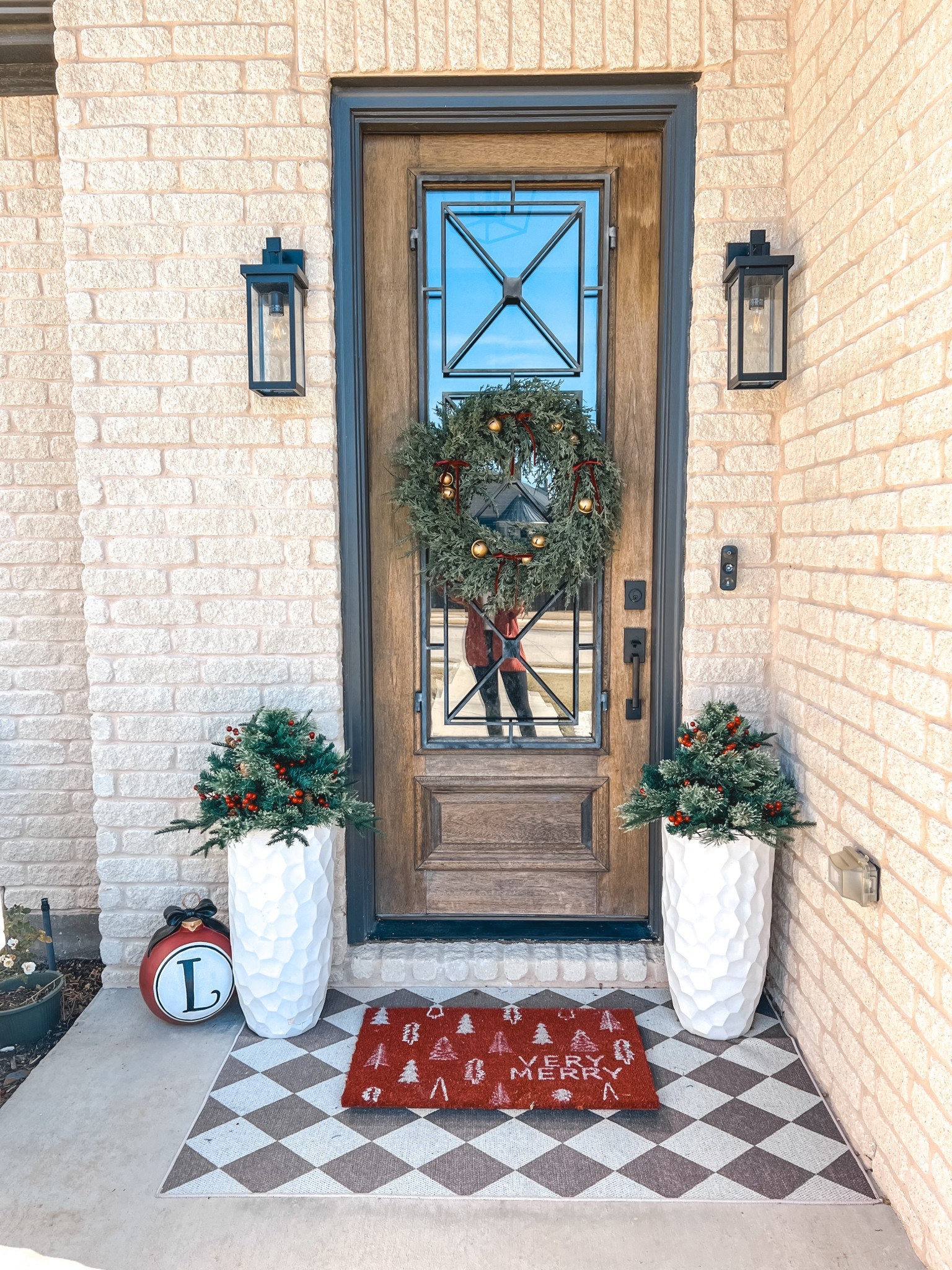 Christmas front porch ❤️

#LTKHome #LTKSeasonal #LTKHoliday