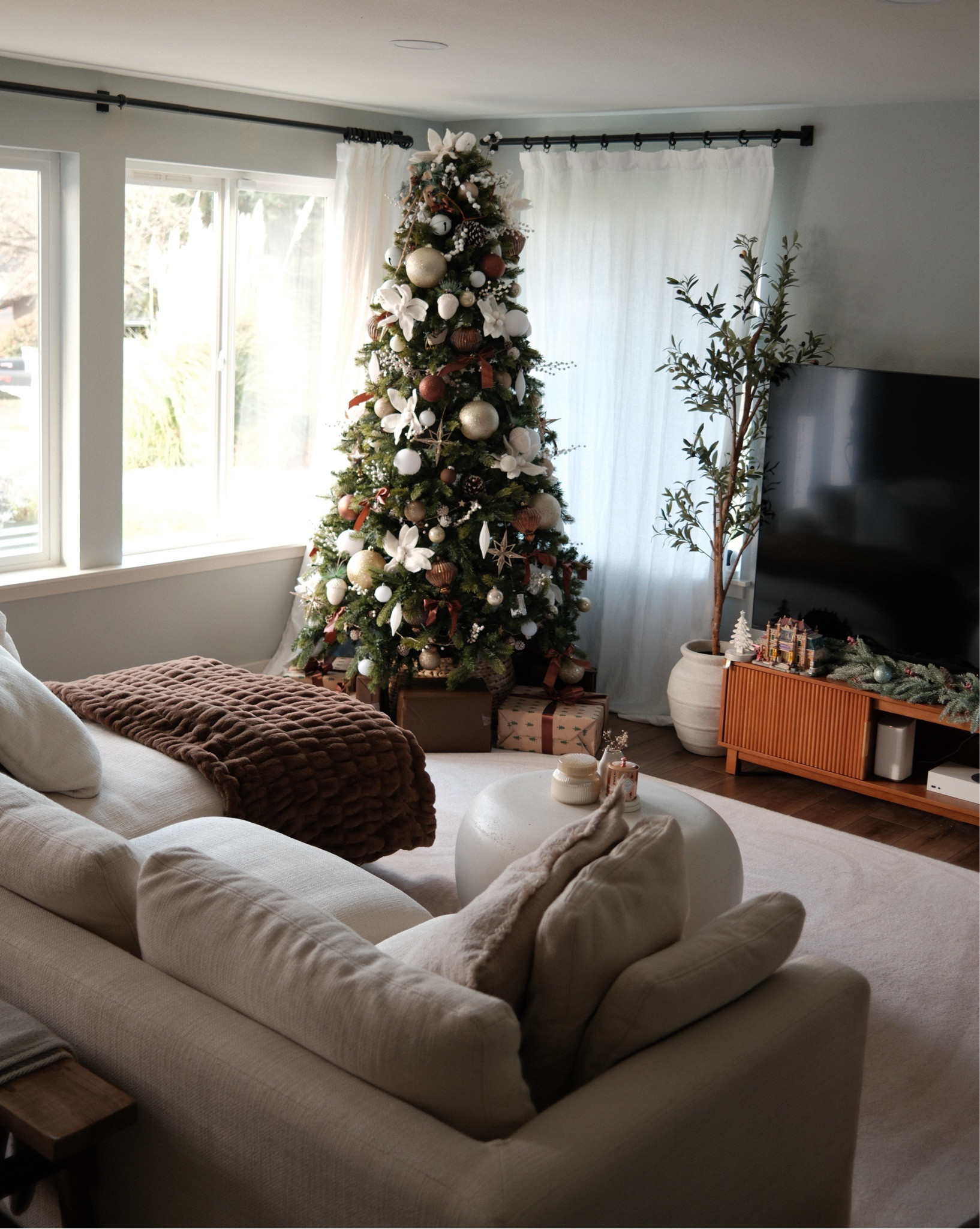 mid-century modern living room aesthetic for the winter holiday season!! 🤍🧸🕊️

still adding new and unique furniture pieces throughout the year as first time homeowners.

#LTKHome #LTKHoliday #LTKSeasonal