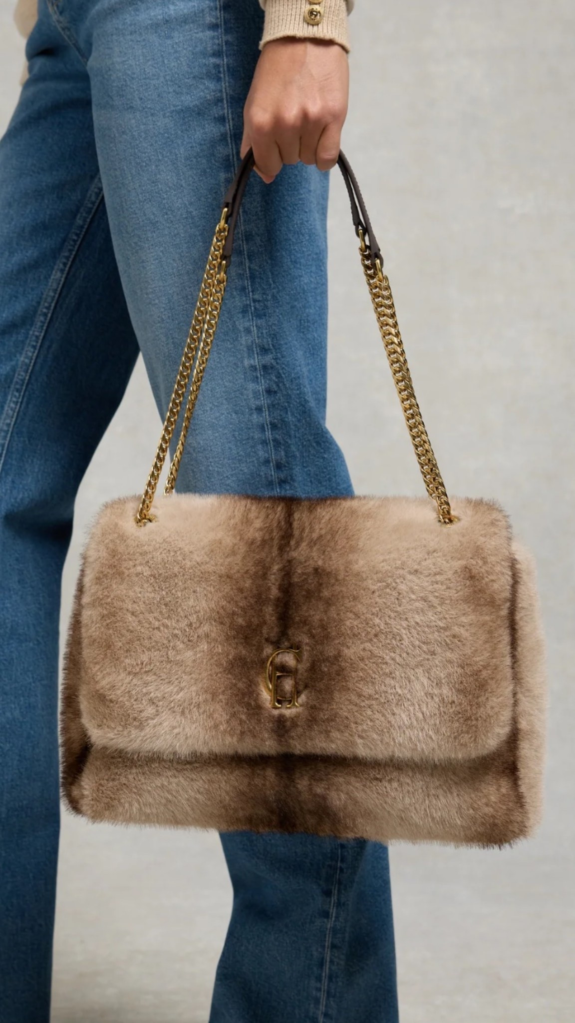 Musthave fluffy bag 

#LTKeurope #LTKwinter #LTKbag