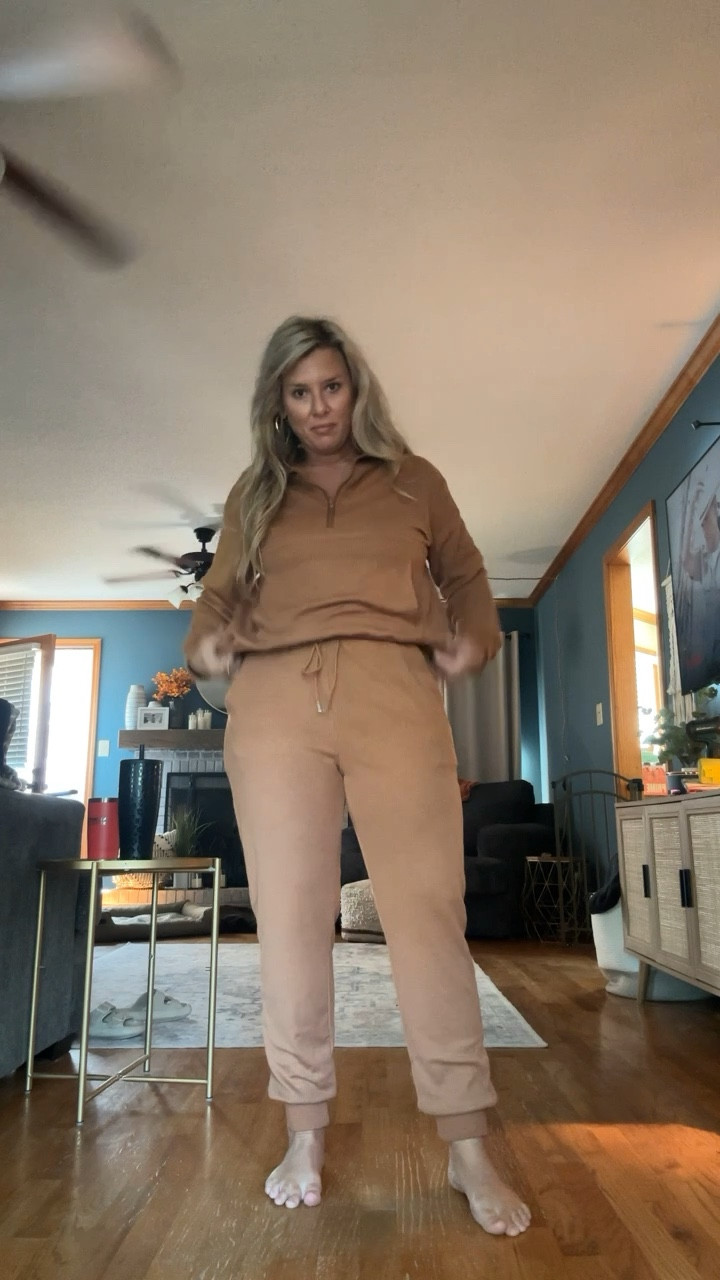 Comfy and cute set! Perfect for Fall!
Size: Medium 

#LTKSeasonal #LTKFindsUnder50 #LTKMidsize