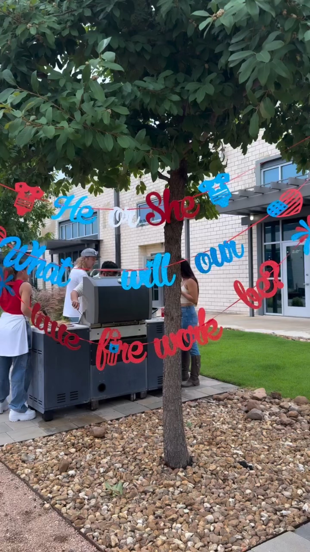 Here’s the recap from our cutie little gender reveal party. So many cute details and pretty much unanimous votes for a girl 🎀 it was a special day, and we’re so grateful for everybody who joined us in person and virtually.  We are so excited to meet our lil lady 🩷🤰🏻