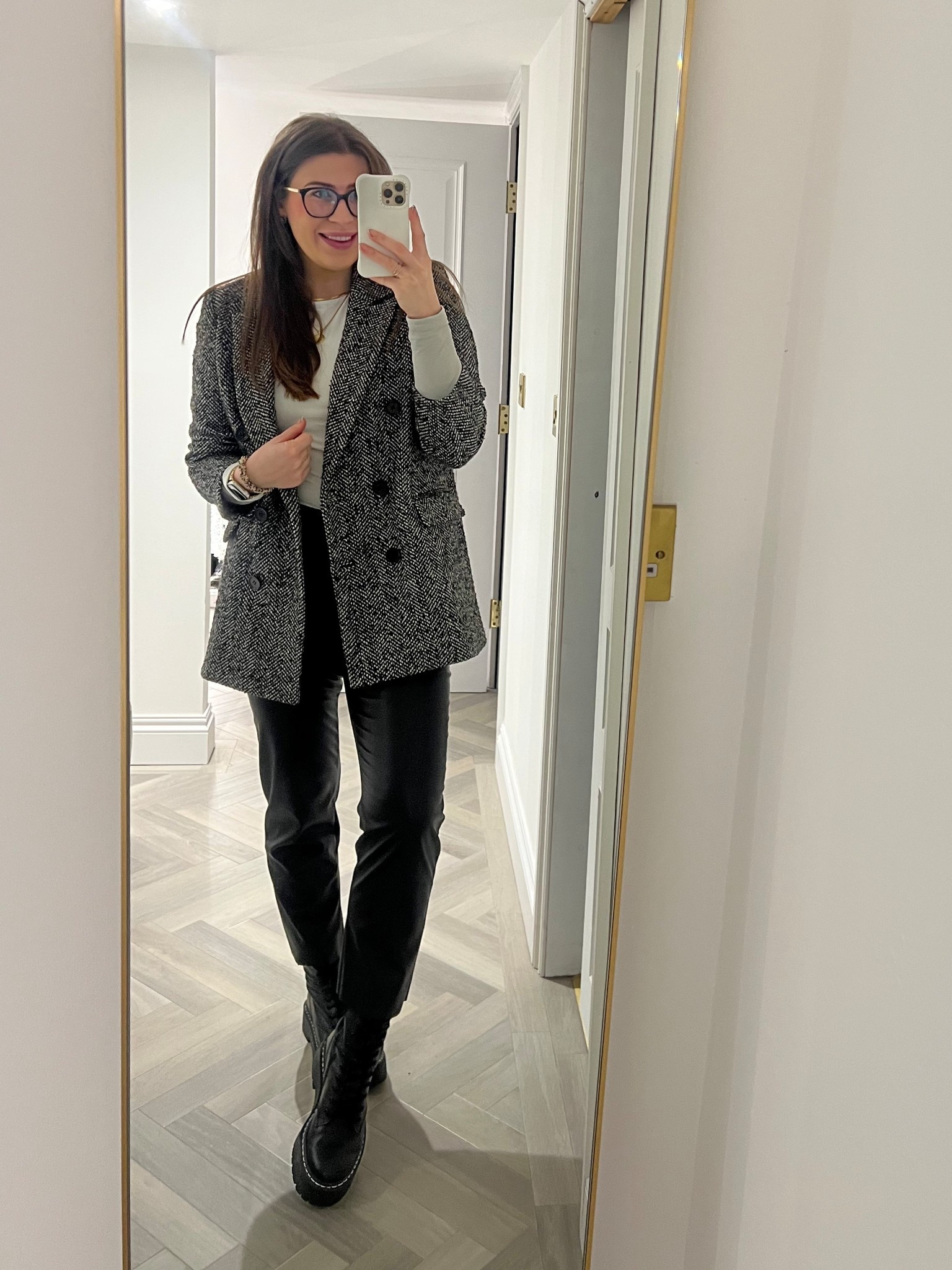 Smart Casual workwear 

Mint Velvet Blazer
Abercrombie bodysuit 
New Look faux Leather trousers 
Steve Madden platform boots 

#LTKwinter #LTKuk #LTKworkwear