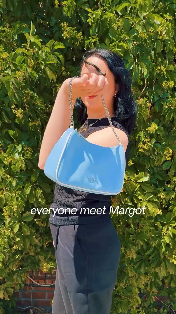 the bag of the summer 💋🩵

meet Margot an affordable and high quality bag from the Kate Spade outlet stores 👜 with the prettiest silver chain (as well as a long strap for over the shoulder everyday use) 

She’s bringing color into your everyday life 💋
⎯⎯⎯⎯⎯⎯⎯⎯⎯⎯⎯
kindly gifted by @katespadeny 

#katespadeny #meandmargot #katespadeoutlet #katespade #gifted