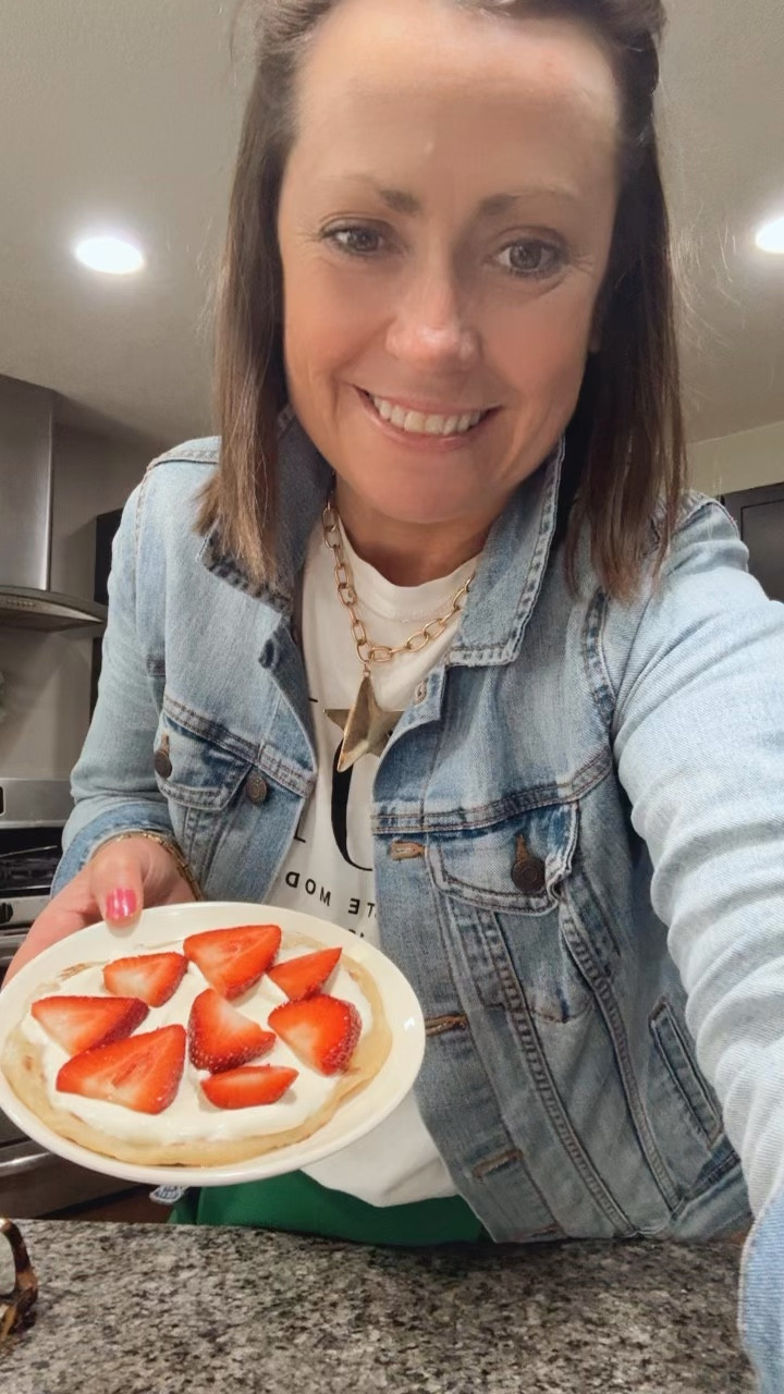 🍓 5-Point Strawberry Cheesecake Flatbread “Pizza”

A quick, sweet WW-inspired treat that feels indulgent but stays on track.

If you’re craving something sweet but still want to stick to your points, this one’s a must-try. It’s creamy, fruity, and comes together in minutes—perfect for a snack, light dessert, or even a fun breakfast option.

✨ Why You’ll Love This

Only 5 WW points
Sweet, creamy, and satisfying
Uses simple, low-point ingredients
Ready in under 15 minutes
🛒 Ingredients

1 serving 3-point flatbread (made from Skinnytaste bagel dough)
1½ packets Splenda
1 tbsp whipped cream cheese
2 tbsp reduced-fat Cool Whip
1 tsp sugar-free cheesecake pudding mix
Splash of skim milk
2–3 strawberries, sliced

👩‍🍳 Instructions

Prep the Dough
Add 1 packet of Splenda to your bagel dough and knead until fully combined.

Cook the Flatbread:
Roll dough out on a lightly floured surface.
Heat a skillet over medium heat and cook for about 2–3 minutes per side, until golden brown.

Make the Cheesecake Topping:
In a small bowl, whisk together:
whipped cream cheese
Cool Whip
cheesecake pudding mix
splash of skim milk
 Whisk until smooth and fluffy

Assemble:
Spread the cheesecake mixture over the warm flatbread.
Top with sliced strawberries.

💡 Tips & Swaps:
Swap strawberries for blueberries, raspberries, or a mix 🍇

Add a sprinkle of cinnamon or extra pudding mix for more flavor

Make extra bagel dough ahead of time for quick meals all week

📊 WW Points

5 Points per flatbread

#LTKOver40 #LTKfitnessgoals #LTKfoodie