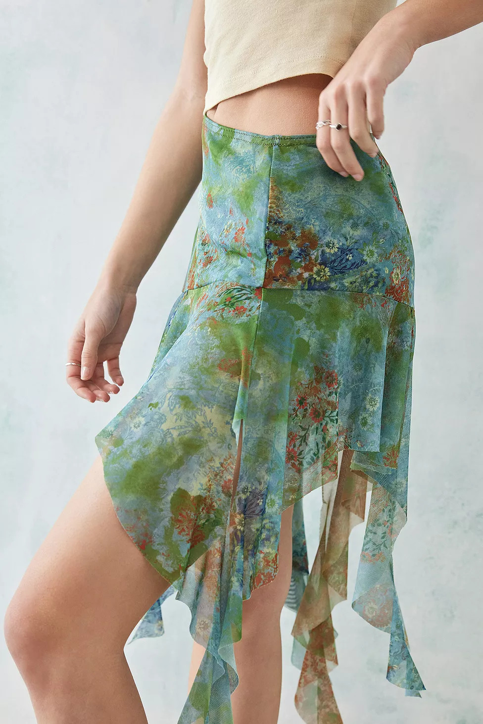 UO Green Floral Asymmetrical Mesh Mini Skirt | Urban Outfitters (EU)